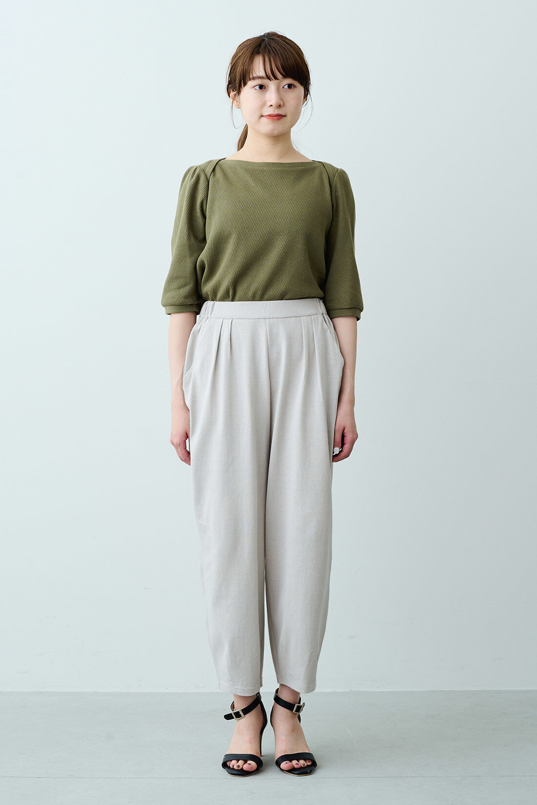 WEB限定お買い得商品|Live love cottonプロジェクト IEDIT[イディット]　ツータック遣いのぷかっとパンツ〈ブラウン色〉|モデル身長：163cm　着用サイズ：M これは参考画像です。お届けするカラーとは異なります。