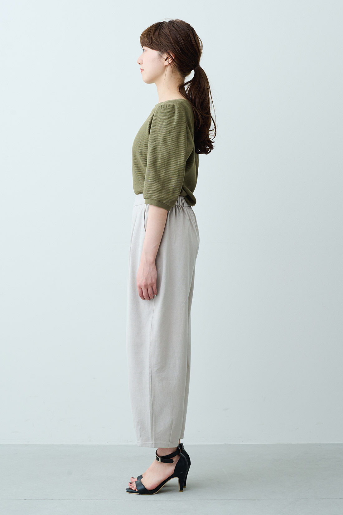 WEB限定お買い得商品|Live love cottonプロジェクト IEDIT[イディット]　ツータック遣いのぷかっとパンツ〈ブラウン色〉|モデル身長：163cm　着用サイズ：M これは参考画像です。お届けするカラーとは異なります。