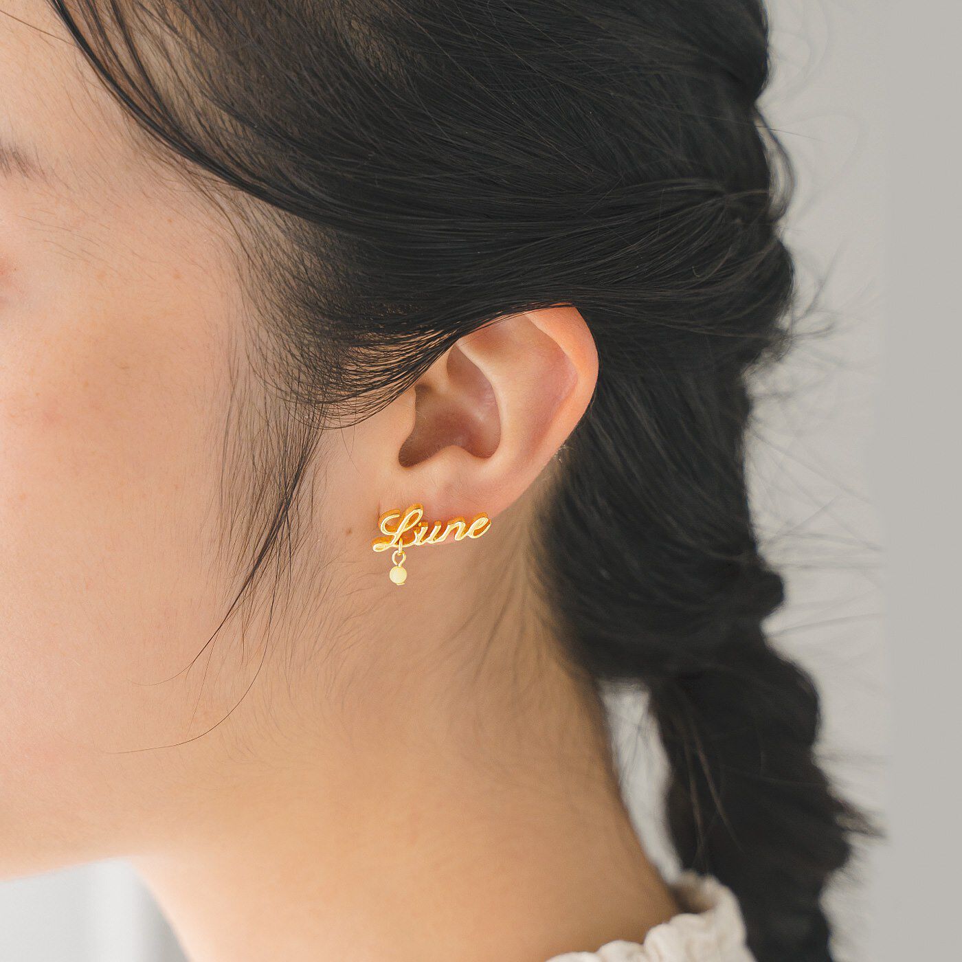WEB限定お買い得商品|UP.de　メッセージにひと粒の天然石がきらり　お守りみたいなゴールドカラーイヤアクセ〈Saut〉|左右異なるアシメトリーなデザイン。片耳にふたつ着けたり、他のモチーフと組み合わせたり、楽しみ方はいろいろ。　※お届けするデザインとは異なります。