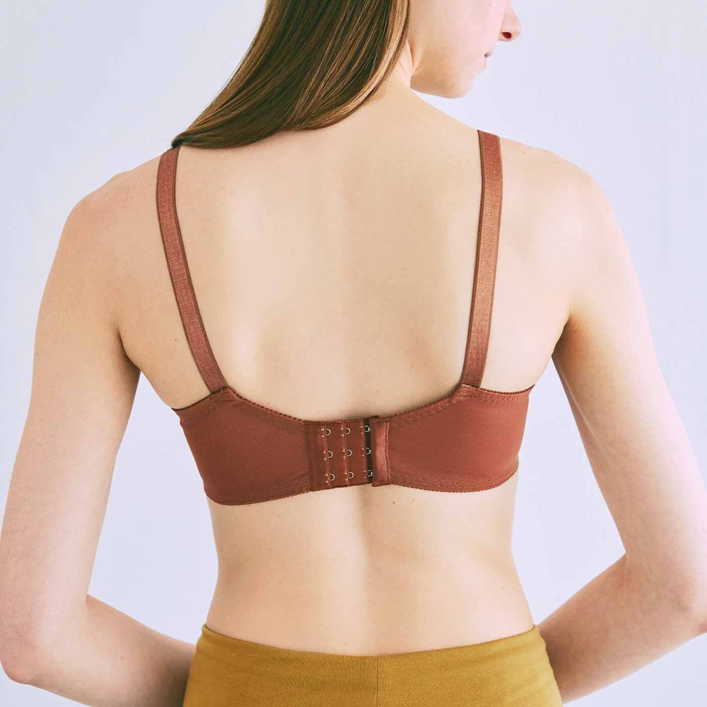 Real Stock|大きい胸さんのためのL字ワイヤーでバストラインをキープ ボリュームおさえてフラットブラ〈ブラック〉|これは参考画像です。お届けするカラーとは異なります。