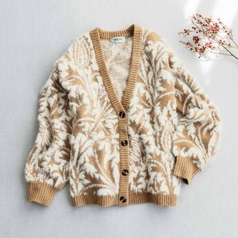 Real Stock | 大人モリスの世界 「シスル」柄をシャギーヤーンで楽しむニットカーディガン〈ベージュ〉