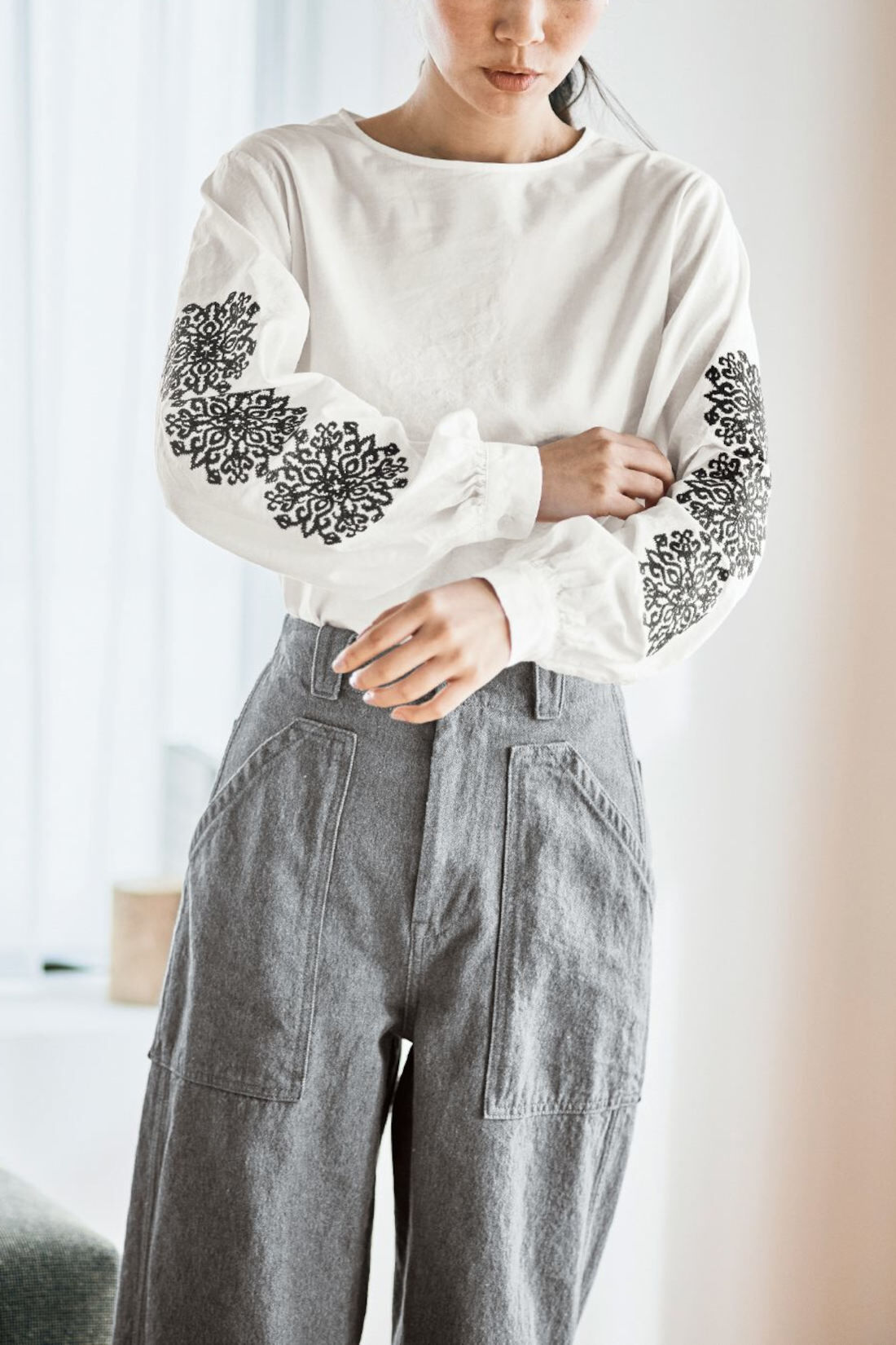 Real Stock|and myera ゴシック紋様刺しゅうトップス〈白〉