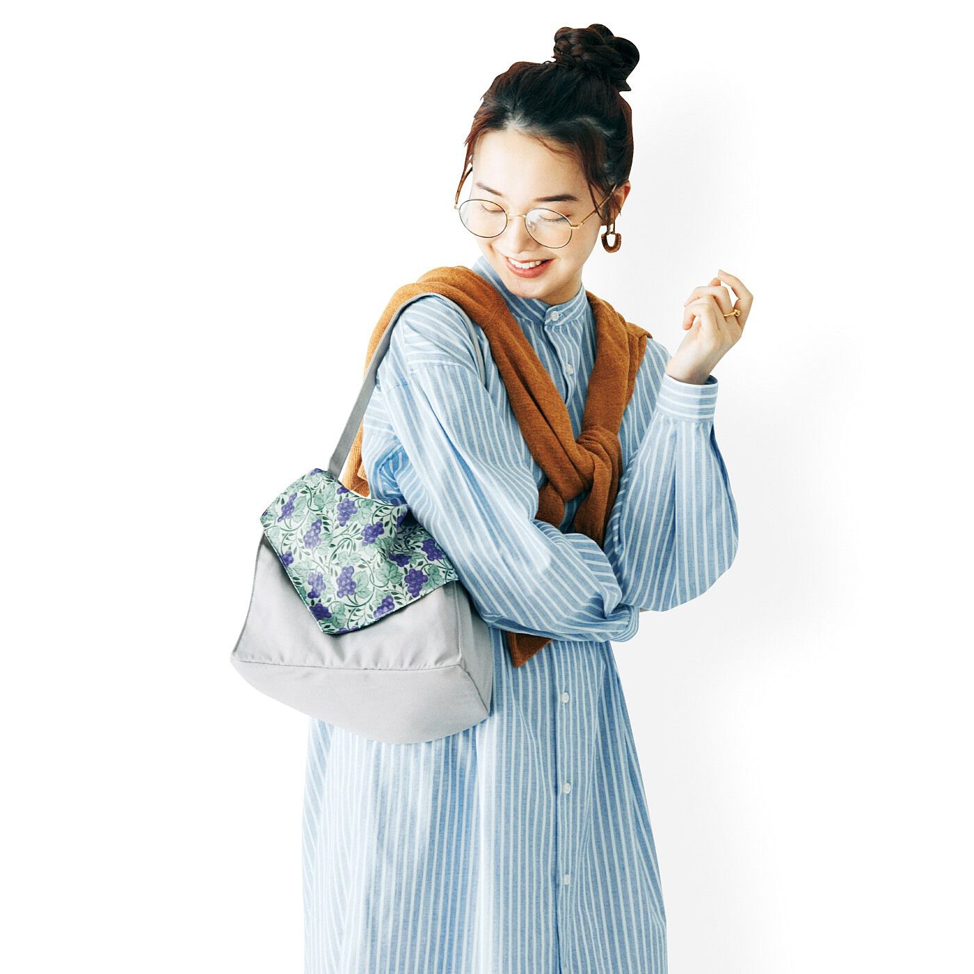 Real Stock|ａｍ＆ｂｅ　ゴムバンドで固定してお弁当の傾き回避　肩掛けもできるランチトート|肩掛けできて、両手が空くのがうれしい！