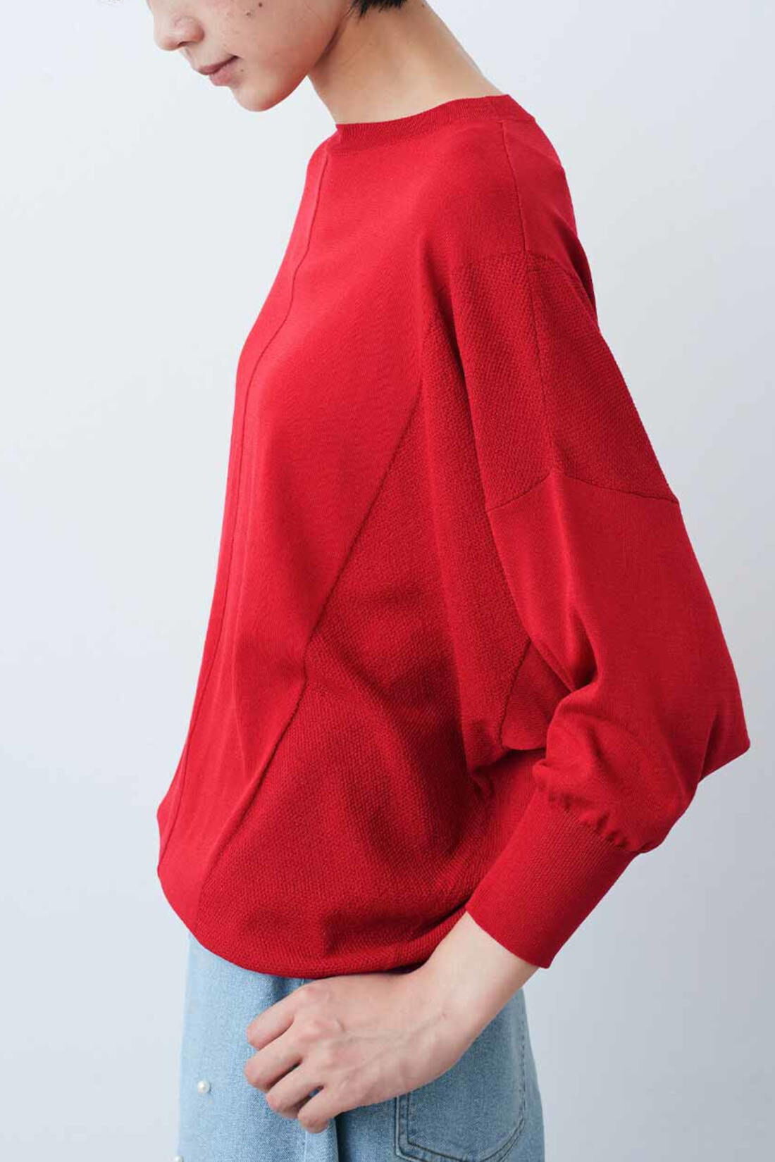 Real Stock|IEDIT[イディット]　ドルマンシルエットでこなれ見え シャリ感素材のサイド切り替えニット〈ブルー〉|モデル身長：164cm　着用サイズ：M  これは参考画像です。お届けするカラーとは異なります。