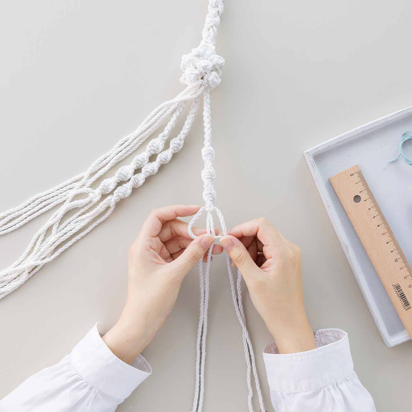 Real Stock|マクラメで彩るインテリア プラントハンガーキット|製作時間：約180min. 初心者にもやさしい、シンプルな結びの組み合わせ。