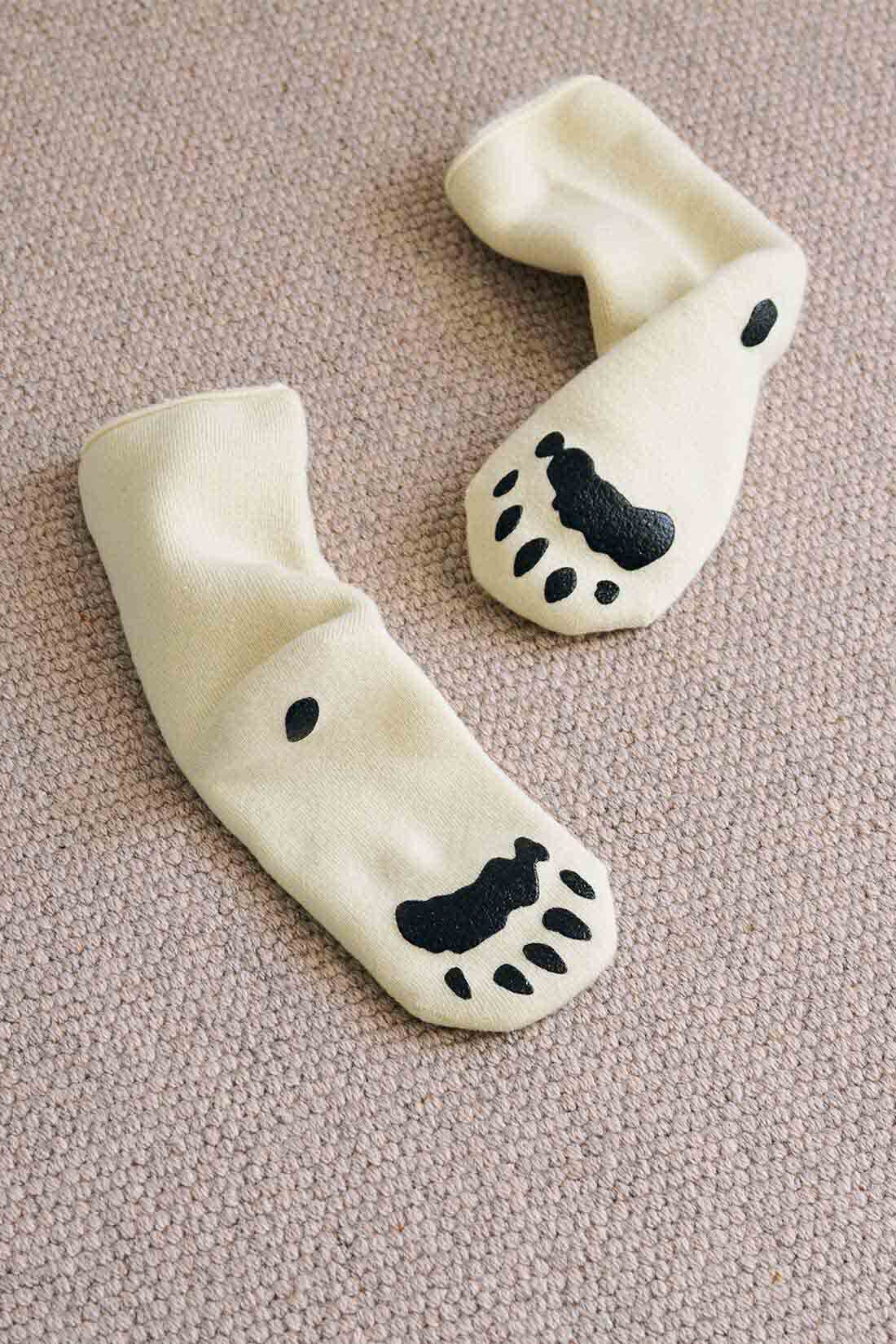 Real Stock|【3～10日でお届け】旭山動物園・ボルネオの森応援商品 Live in comfort ホッキョクグマの肉球柄のあたたかソックス〈アイボリー〉