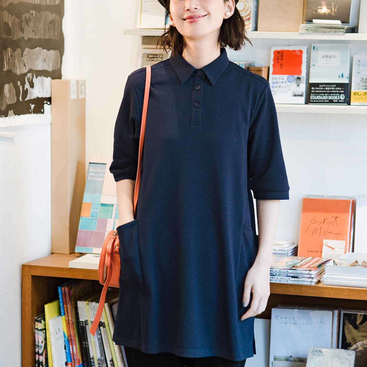 Real Stock|フラウグラット すっきりきれい見え 大人の上品かのこポロチュニック〈吸水速乾〉〈モカ〉|衿付きできちんと感アップ。ほっそり見えもおまかせ♪これは参考画像です。お届けするカラーとは異なります。