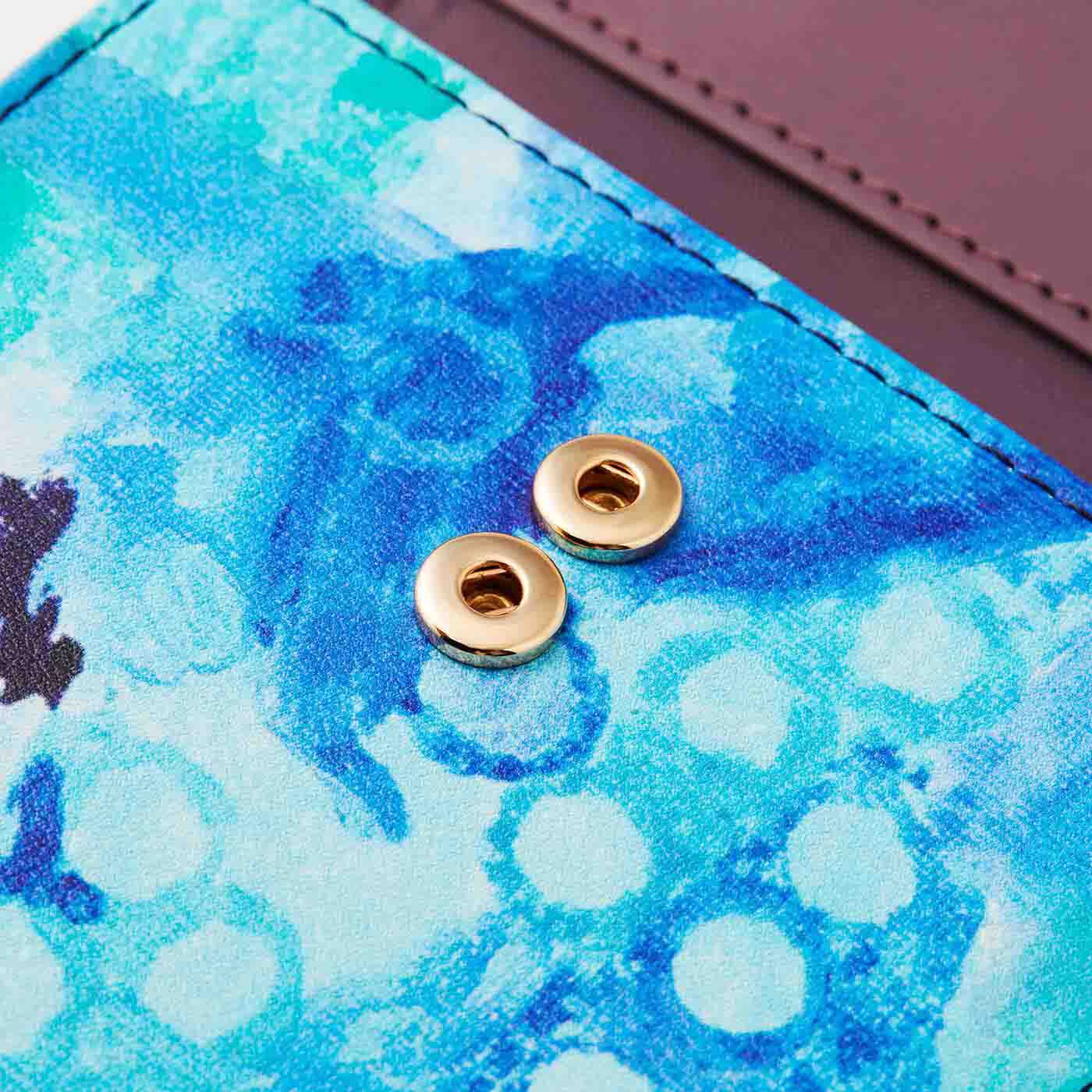 Real Stock|ラミプリュス×ユニカラート 小さくたってやりくり上手 大人の賢い7つ星 二つ折り財布|2段階のボタンで厚みに対応。