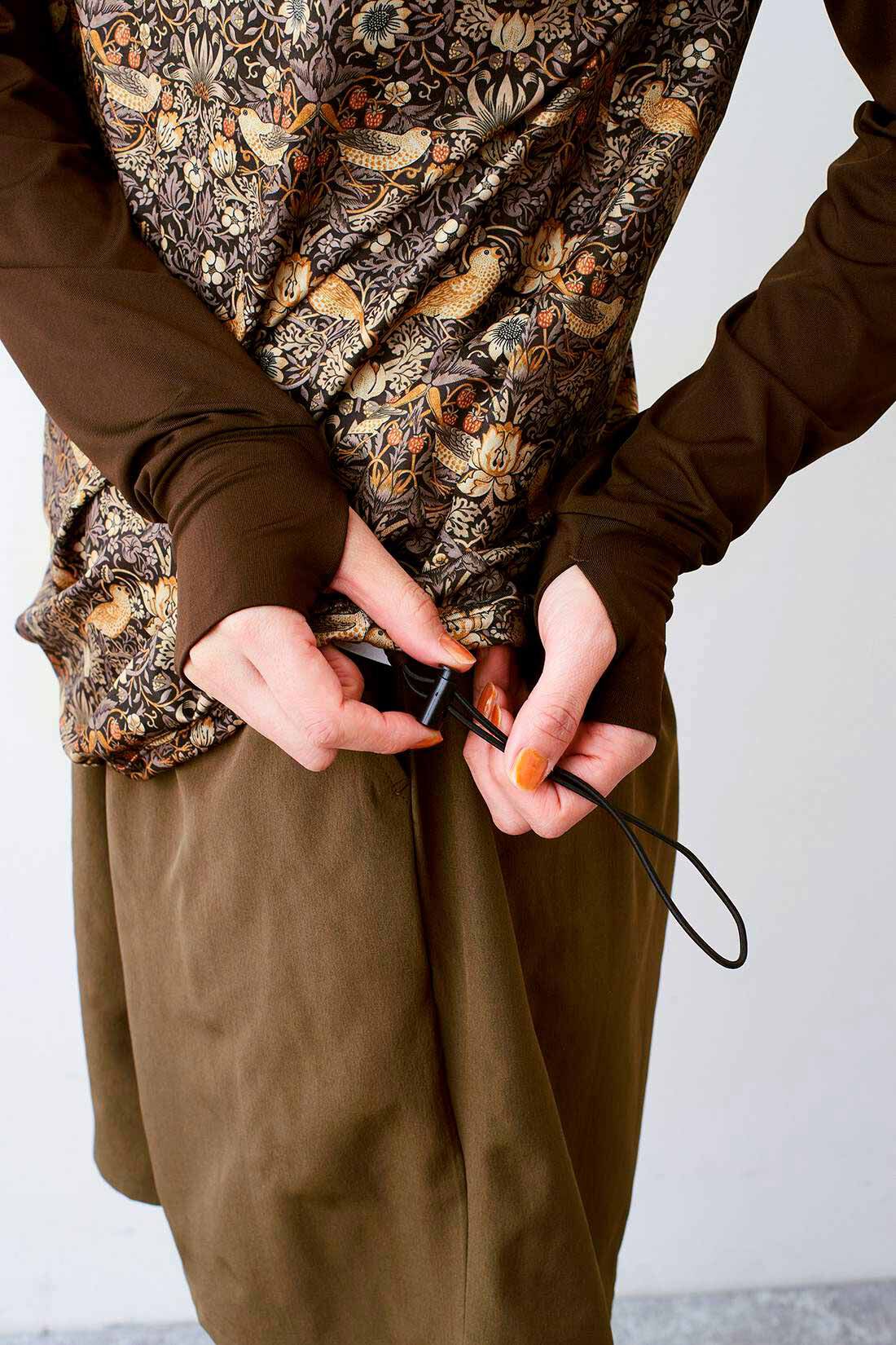 Real Stock|【3～10日でお届け】リブ　イン　コンフォート　大人モリスの世界「いちご泥棒」柄を秘めた優美な水着セット〈ブラウン〉|ドロストを絞ってめくれあがりにくく。