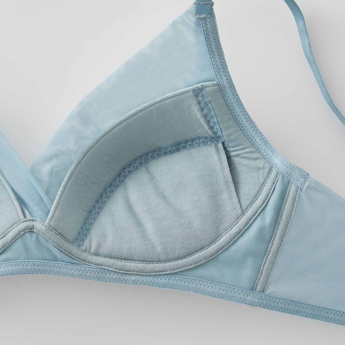 Real Stock|バストに沿って若胸印象 大人なシアーと光沢感で魅せる わき高ブラ＆ショーツ〈ライトリバーブルー〉|ストラップに続くパワーネットでバストを引き上げ。カップは盛らずにバストに沿うこだわり設計。肌側はふわふわで肌心地も◎。