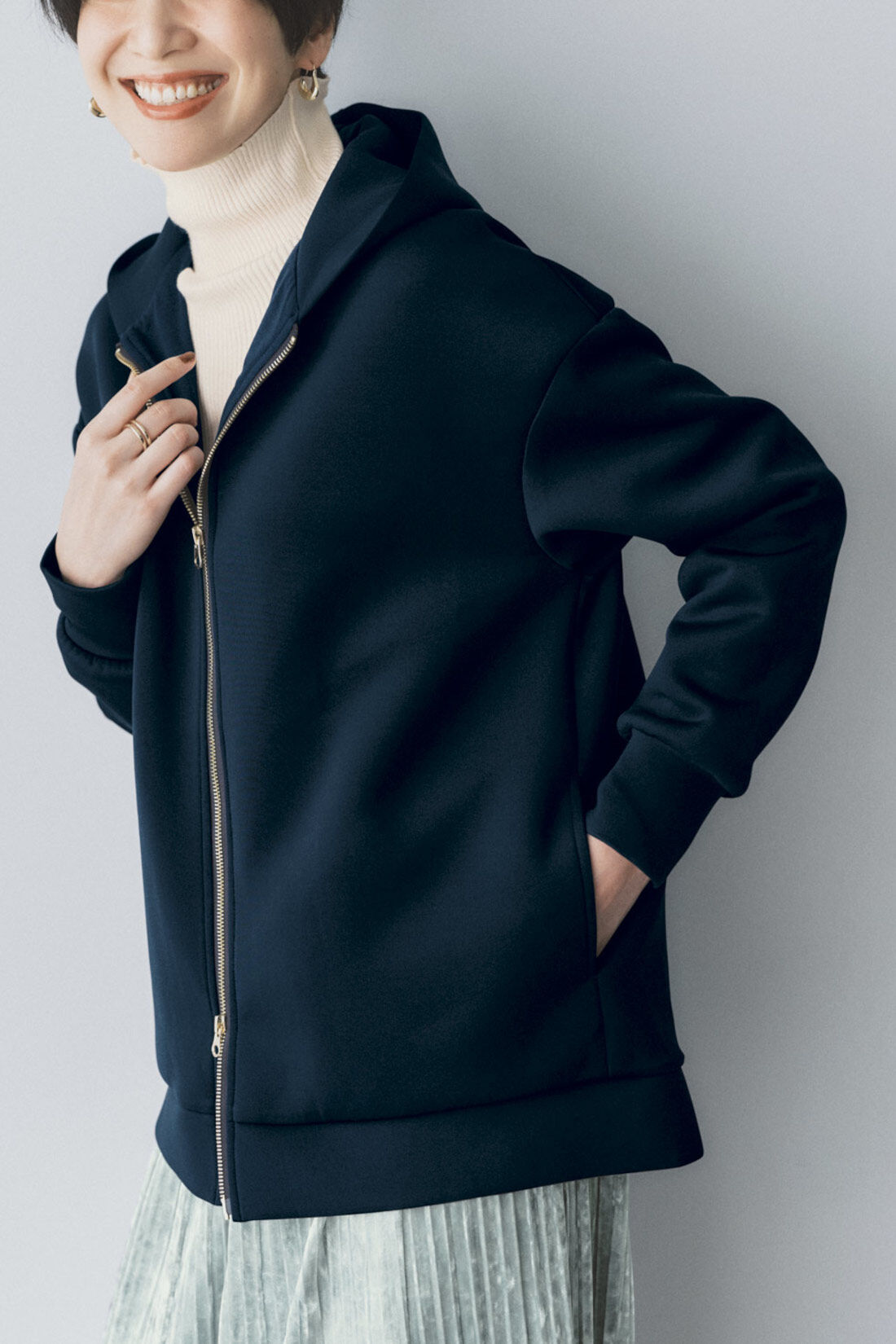 Real Stock|IEDIT[イディット]　パール調パーツで後ろ姿にアクセント ダンボール素材のダブルジップパーカー〈ネイビー〉