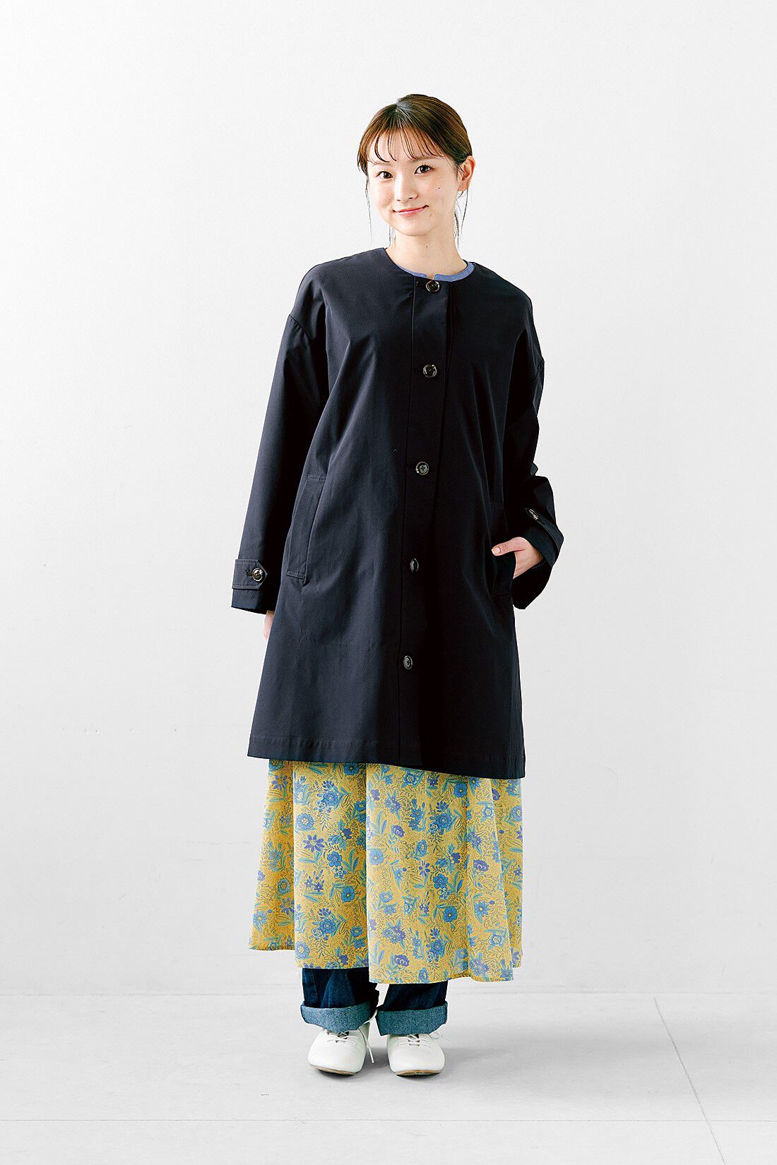 Real Stock|シロップ.　アンブレラヨークがひらり　撥水（はっすい）加工の軽やかノーカラーコート〈ダークネイビー〉|身長162cm/Mサイズ着用