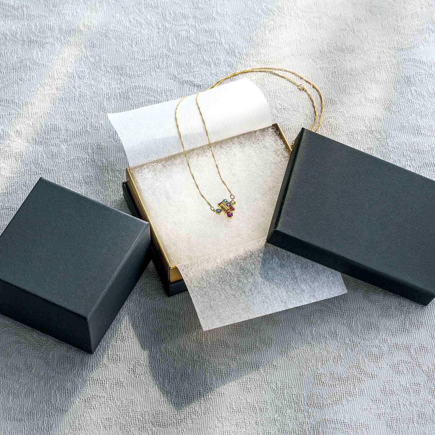 Real Stock|UP.de　世界の名画を旅する ビーズ刺しゅうブローチ〈ローズクオーツをあしらった舞台の踊り子〉|贈りものにもぴったりの黒のギフトケース付き。