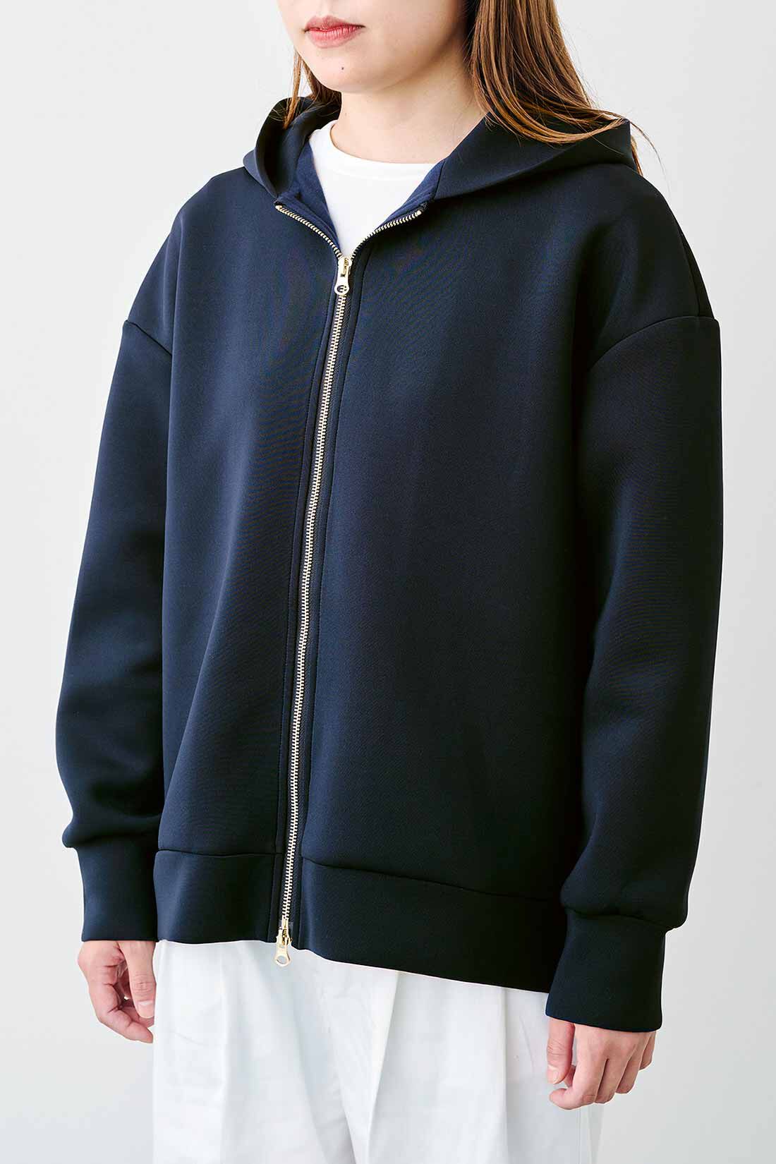 Real Stock|IEDIT[イディット]　パール調パーツで後ろ姿にアクセント ダンボール素材のダブルジップパーカー〈ネイビー〉|ゴールドカラーのファスナーで、華やぐのもポイント。