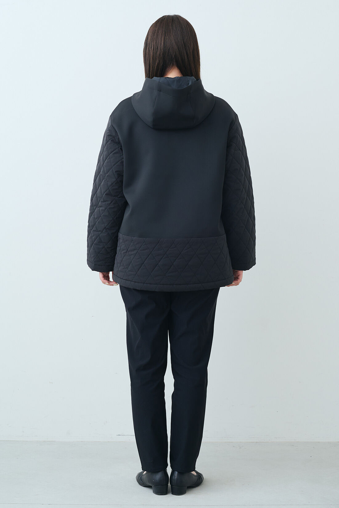 Real Stock|IEDIT[イディット]　すっきり着られるダンボール素材&times;キルティングの上品切り替えコート〈ブラック〉|モデル身長：159cm　着用サイズ：M