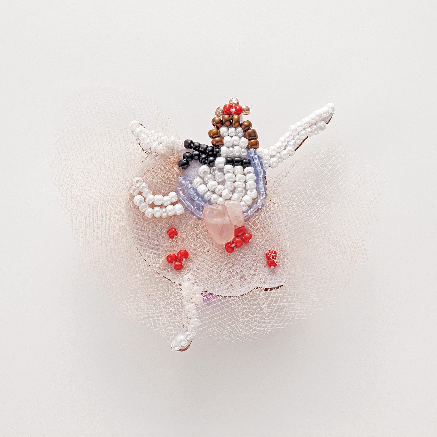 Real Stock|UP.de　世界の名画を旅する ビーズ刺しゅうブローチ〈ローズクオーツをあしらった舞台の踊り子〉|ドガの名画「舞台の踊り子」をビーズで丁寧に表現。少女のころあこがれたチュチュにギャザーを寄せ立体的に。胸もとにはローズクオーツを飾りました。