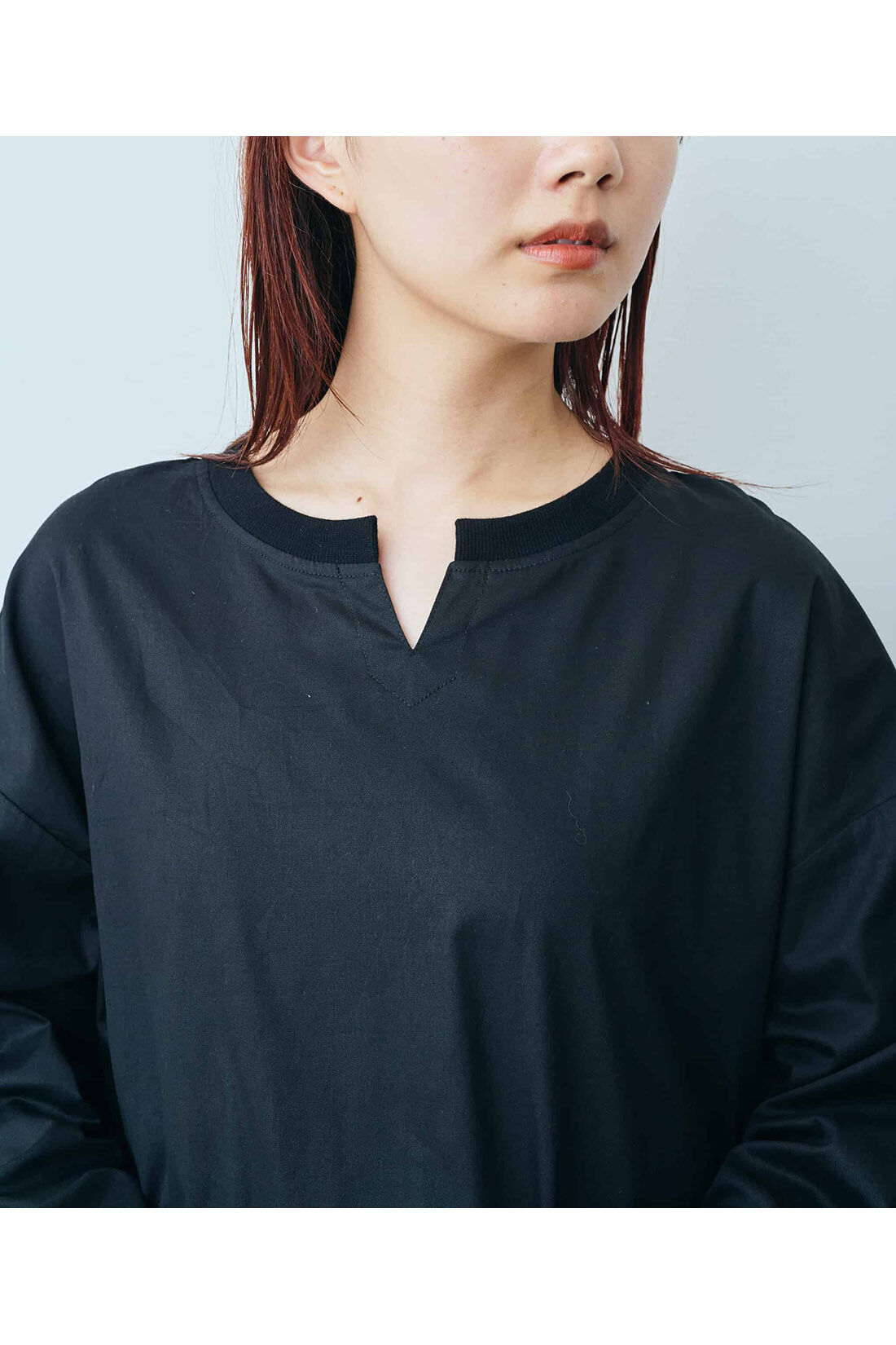Real Stock|リブ イン コンフォート　Ｌｉｖｅ　Ｌｏｖｅ　Ｃｏｔｔｏｎ？プロジェクト　かぶるだけ！簡単スッキリカジュアルワンピース〈ブラック〉|首もとにスリットが入っているから抜け感たっぷり。