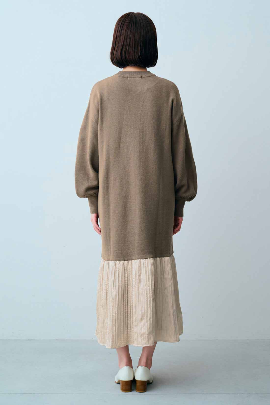 Real Stock|IEDIT[イディット]　ブローチ付き すそプリーツ切り替えのニットワンピース〈ベージュ〉|モデル身長：163cm　着用サイズ：M