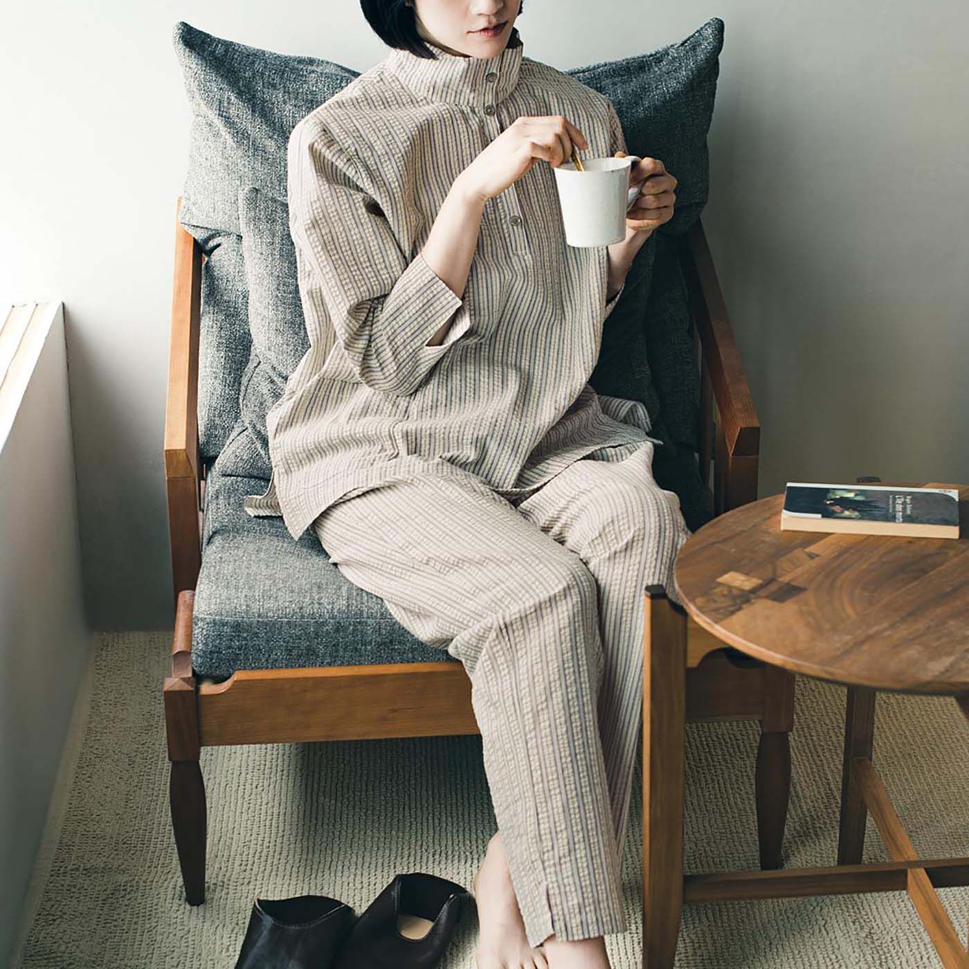 Real Stock|el:ment　おうちと眠りの時間を心地よく　綿100％サッカー生地のタートルネックウェアセット〈ネイビー×ホワイト〉|ボタンを閉じれば、スタンドカラーに。　※お届けするカラーとは異なります。