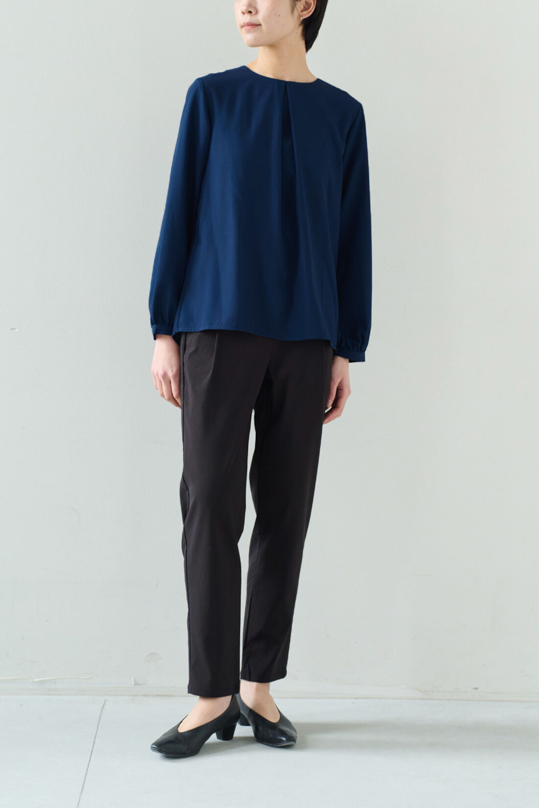 Real Stock|IEDIT[イディット]　抗菌防臭＆UVカットがうれしい　バックプリーツが品よく揺れる　後ろ姿が印象的な着映えトップス〈ネイビー〉|モデル身長：163cm　着用サイズ：M