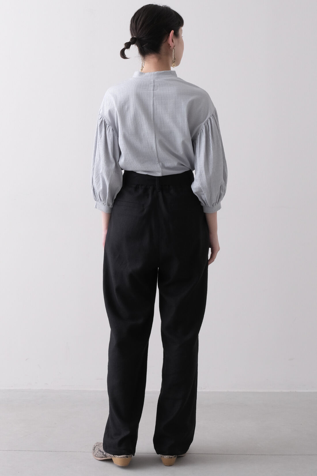 Real Stock|MEDE19F 〈SELECT〉 Lee カラーブラウス|4：ライトブルーグレー　モデル身長：157cm