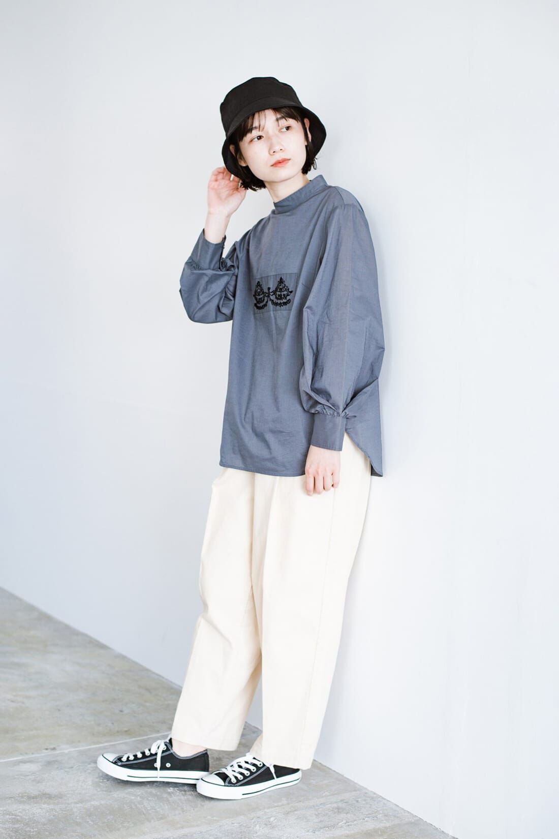 Real Stock|ｈａｃｏ！　上品な刺繍がまるでレースのよう　オーガニックコットンの袖ぽんわりブラウス　ｆｒｏｍ　Ｓｔｉｔｃｈ　ｂｙ　Ｓｔｉｔｃｈ〈グレイッシュブルー〉
