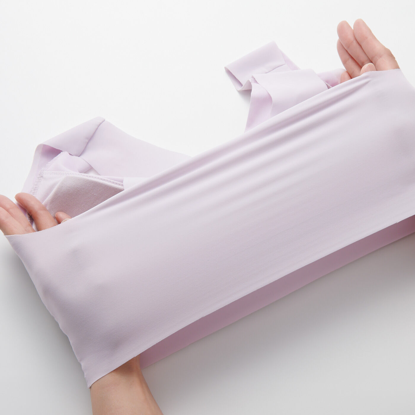 Real Stock|締め付けずに横流れガード しなやかに包み込む 美麗なナイトブラ〈ラベンダー〉|身生地全体に伸びのよいフリーカット素材を使用。スムーズに着用することができて快適です。