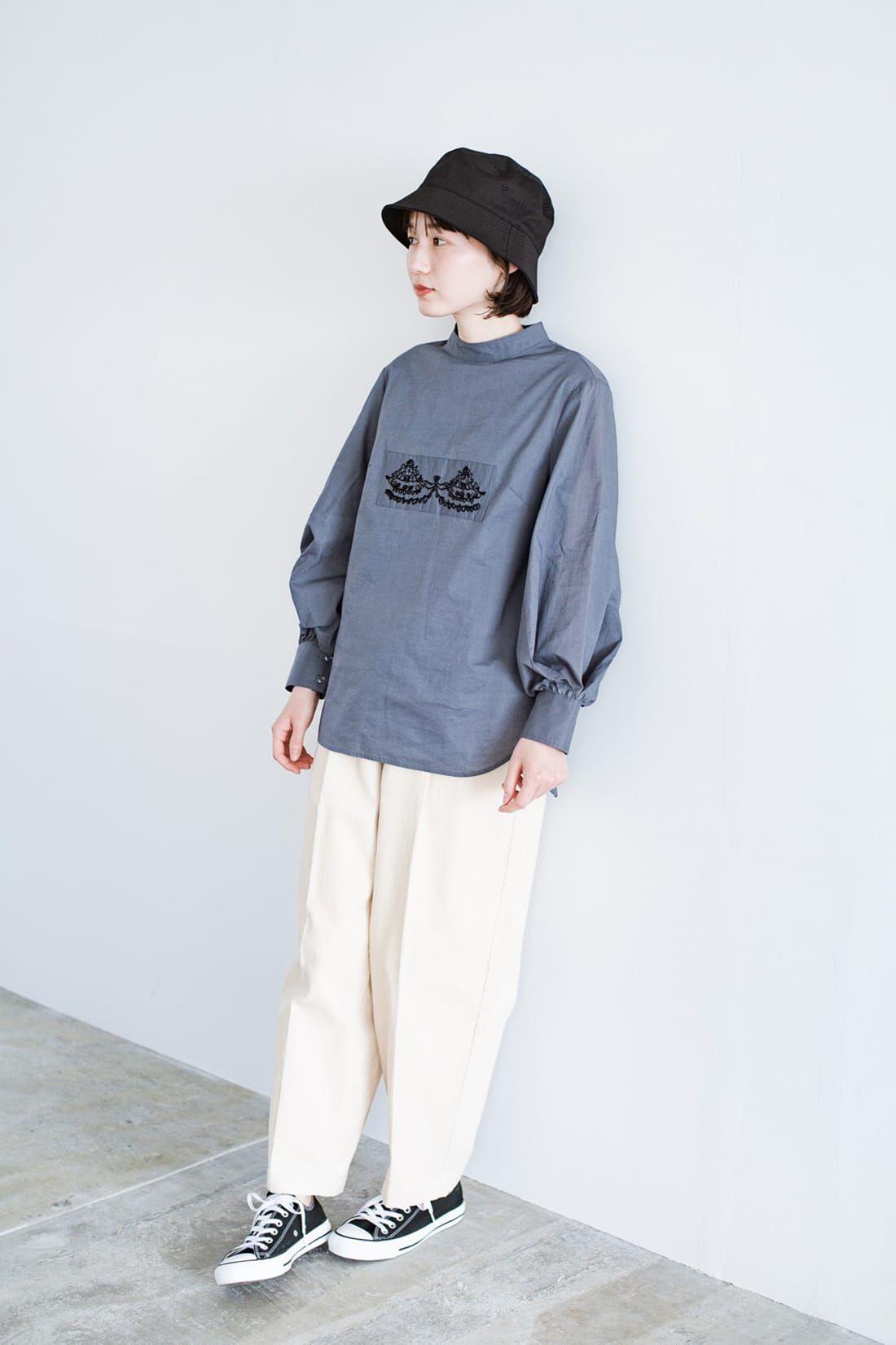 Real Stock|ｈａｃｏ！　上品な刺繍がまるでレースのよう　オーガニックコットンの袖ぽんわりブラウス　ｆｒｏｍ　Ｓｔｉｔｃｈ　ｂｙ　Ｓｔｉｔｃｈ〈グレイッシュブルー〉