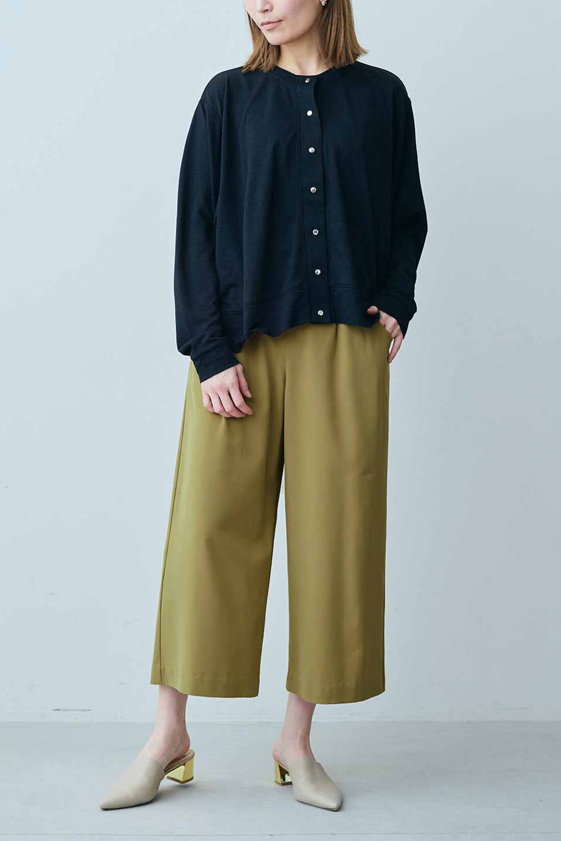 Real Stock|IEDIT[イディット]　UVカット・接触冷感・撥水（はっすい）加工がうれしい エアノビ涼やかきれい見えワイドパンツ〈カーキ〉|モデル身長：164cm　着用サイズ：M
