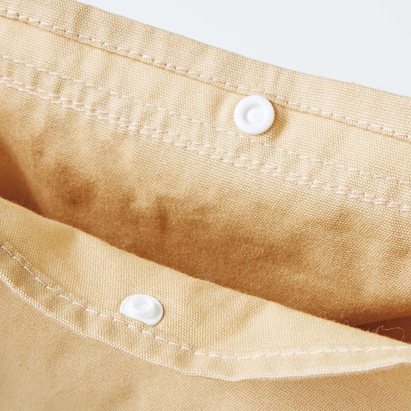 Real Stock|ａｍ＆ｂｅ　ゴムバンドで固定してお弁当の傾き回避　肩掛けもできるランチトート|口にはスナップボタン付き。
