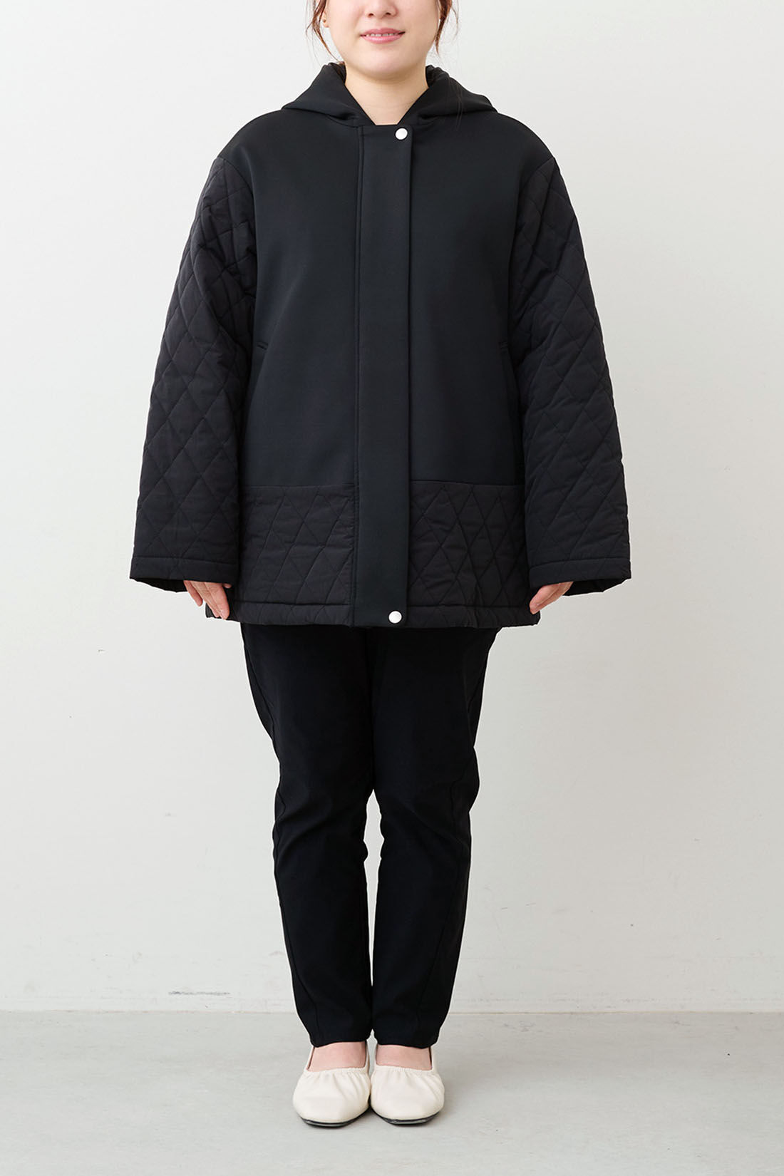 Real Stock|IEDIT[イディット]　すっきり着られるダンボール素材&times;キルティングの上品切り替えコート〈ブラック〉|モデル身長：149cm　着用サイズ：M