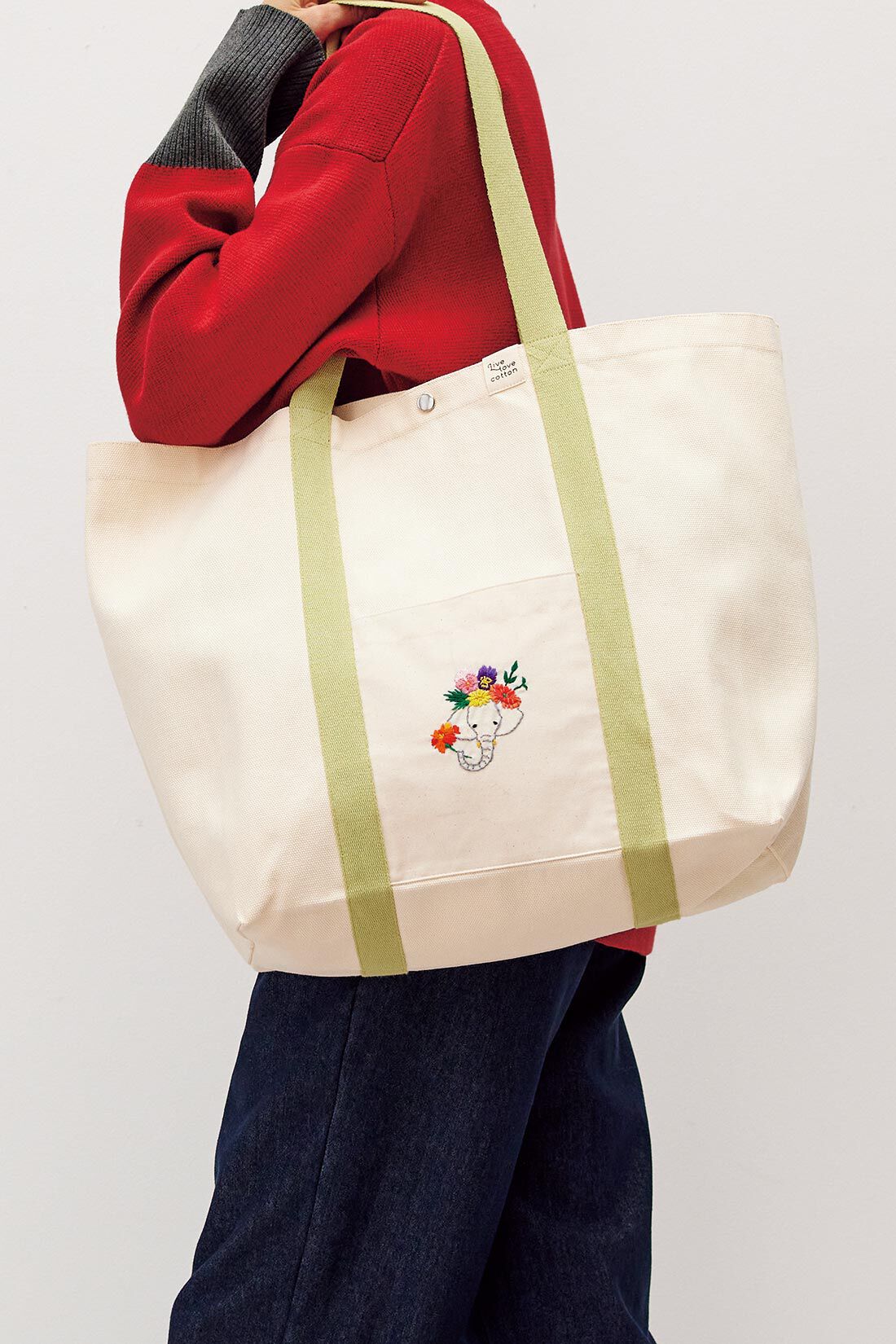 Real Stock|リブ イン コンフォート　Live love cotton project　お花を紡いで笑顔がつながる　象さん刺しゅうのトートバッグ|まちがたっぷりあるので収納力抜群。