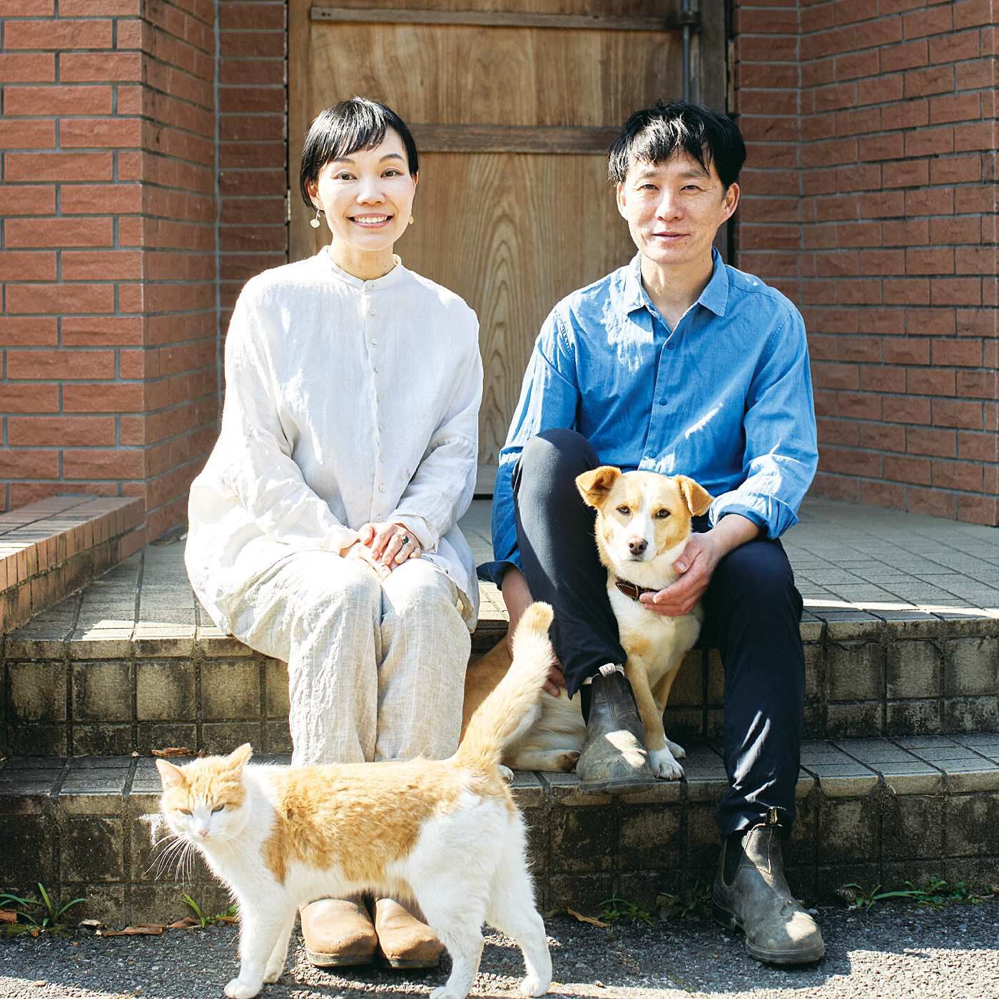 realstock [リアルストック]（Express BOX）|el:ment×山本祐布子　お花のブーケが舞い落ちる 熟練の傘職人さんが作る晴雨兼用傘〈ストーンネイビー〉|今回の撮影場所は千葉・房総半島にある、山本 祐布子さん・江口 宏志さんご夫妻が運営されるmitosaya薬草園蒸留所。自社で栽培する果樹や薬草・ハーブ、全国の信頼できる豊かな恵みを材料に、発酵や蒸留の技術を使ったものづくりをされています。「ここでの役割が大きくなってきた今、絵を描く時間をますます大切に思うようになりました」と山本さん。「庭仕事でふれあう季節折々の植物や、何気なく目にする光景、色合いなどからも、きっと影響を受けていますね」。愛犬をやさしく撫（な）でながら話される横顔が、とても印象的でした。