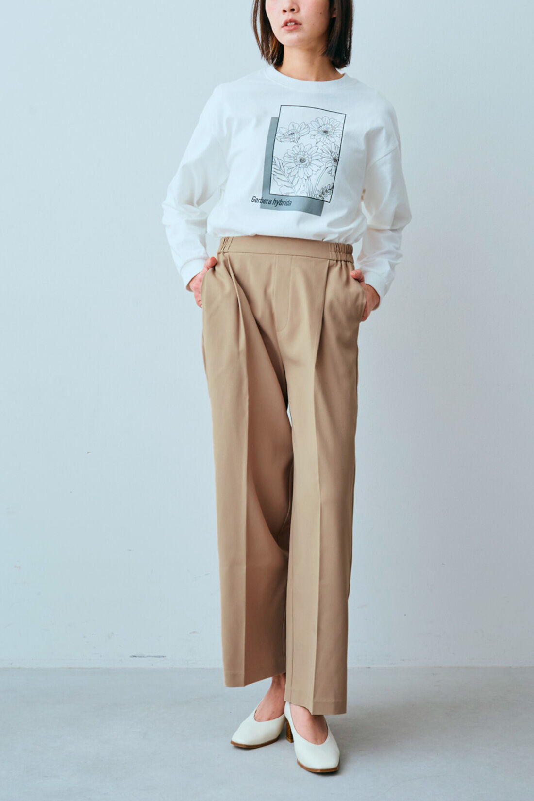 Real Stock|Live love cotton（R）プロジェクト IEDIT[イディット]　大人のためのモノトーンフラワーロゴプリントTシャツ〈アヤメ〉|モデル身長：164cm　着用サイズ：M　これは参考画像です。お届けするタイプとは異なります。