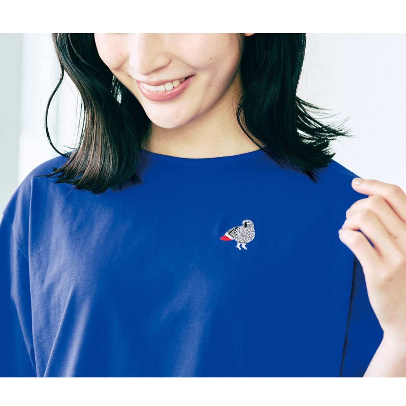 Real Stock|小鳥部　イラストレーター山口ちよ子さんとつくった まるでブローチをまとう 刺しゅうカットソートップス〈ヨウム〉