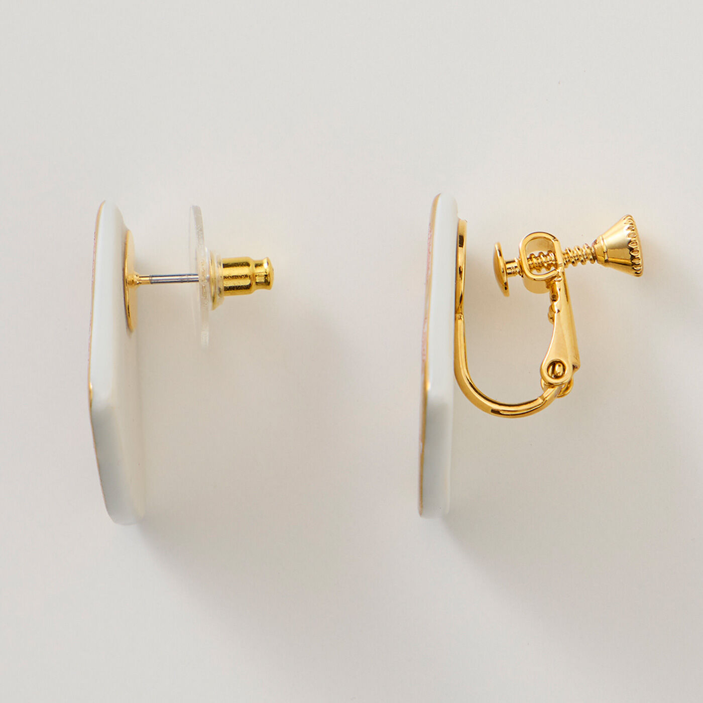 Real Stock|伝統工芸が横顔を彩る 古伊万里風やきものアクセサリー〈梅〉|磁器パーツは薄いつくりで着け心地軽やか。ピアスとイヤリングのいずれかをお好みで。