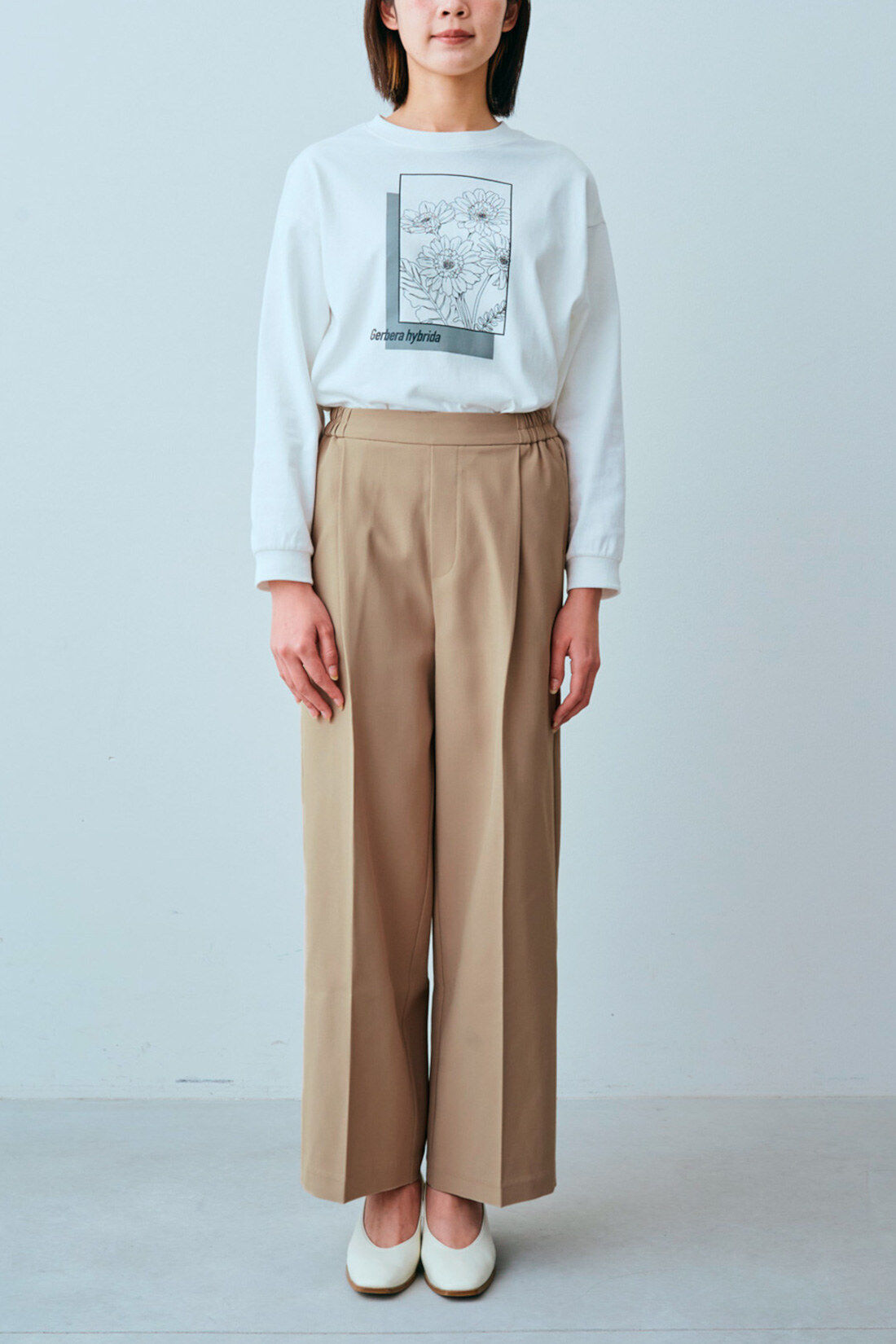 Real Stock|Live love cotton（R）プロジェクト IEDIT[イディット]　大人のためのモノトーンフラワーロゴプリントTシャツ〈カスミ草〉|モデル身長：164cm　着用サイズ：M　これは参考画像です。お届けするタイプとは異なります。