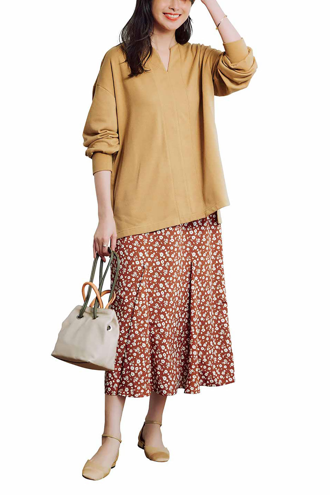 Real Stock|IEDIT[イディット]　明るく華やかでやさしい印象になりたい人へ！ イエベさんにおすすめコーデセット〈A〉|着まわし便利なデザイントップスに、マーメイドシルエットの花柄スカートを合わせました。キャメルカラーとブラウンベースでトーンをまとめた、ほどよい甘さが新鮮です。