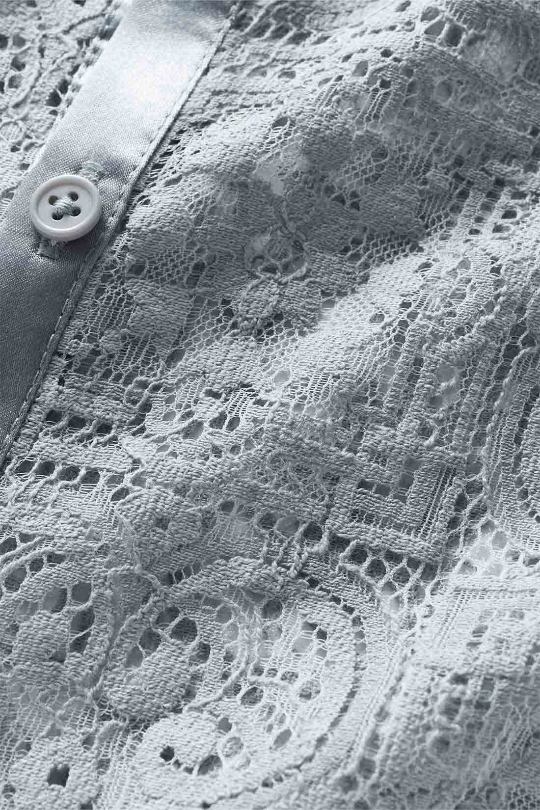 Real Stock|IEDIT[イディット]　前後2-WAYで着られる 総レースブラウス〈ブルーグレー〉|素肌にもうれしいやわらかレース素材に、衿・前立て・袖口のサテンの縁取りがアクセント。