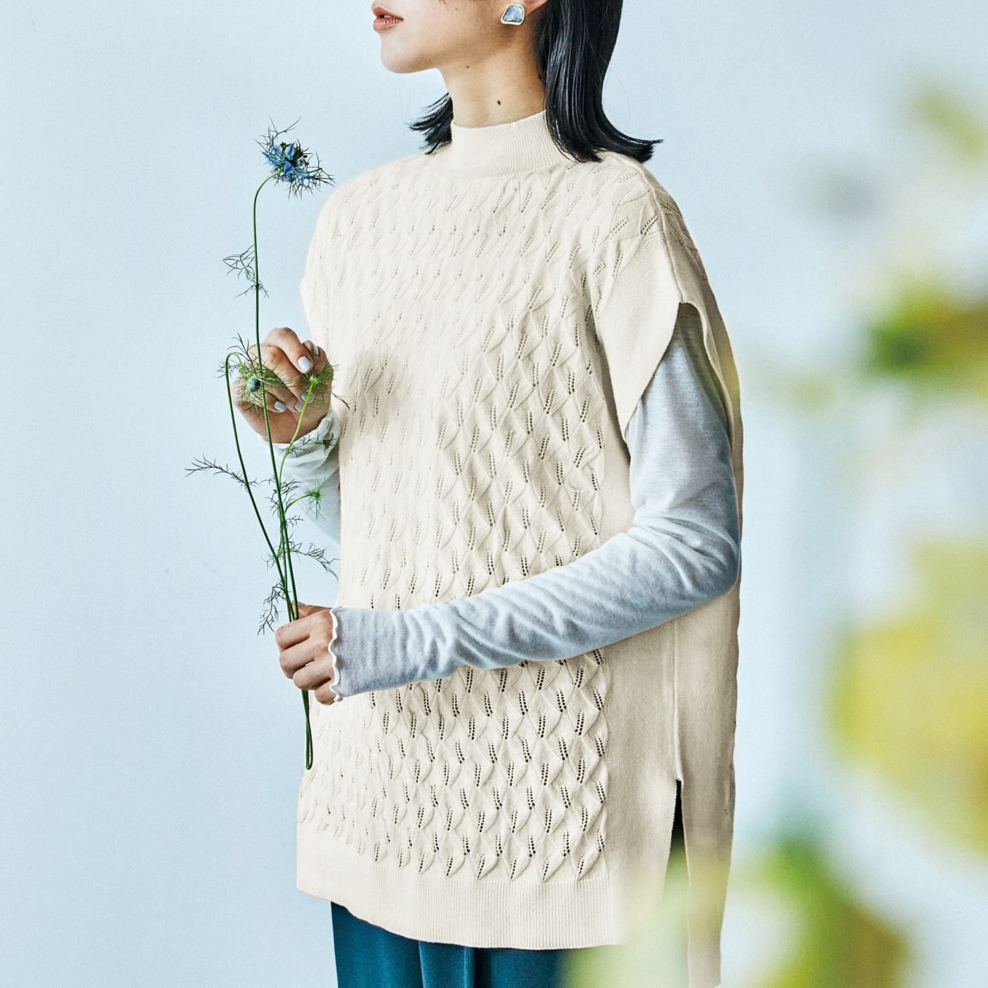 Real Stock|el:ment　リーフの透かし編みで風通る　コットン100％で軽やか　ハイネックニットベスト〈パールホワイト〉|モデル身長167cm/サイズM着用