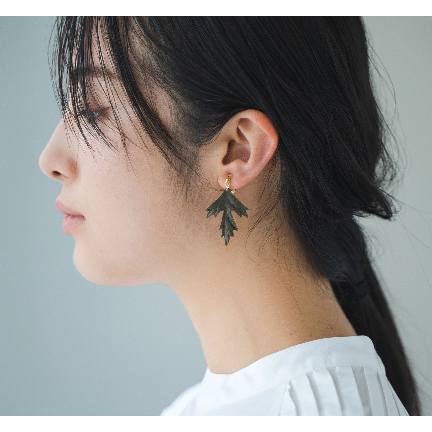 Real Stock|el:ment　工房に眠っている本革でつくった　軽やかで風に揺れる　葉っぱの耳飾り〈タイプ3〉