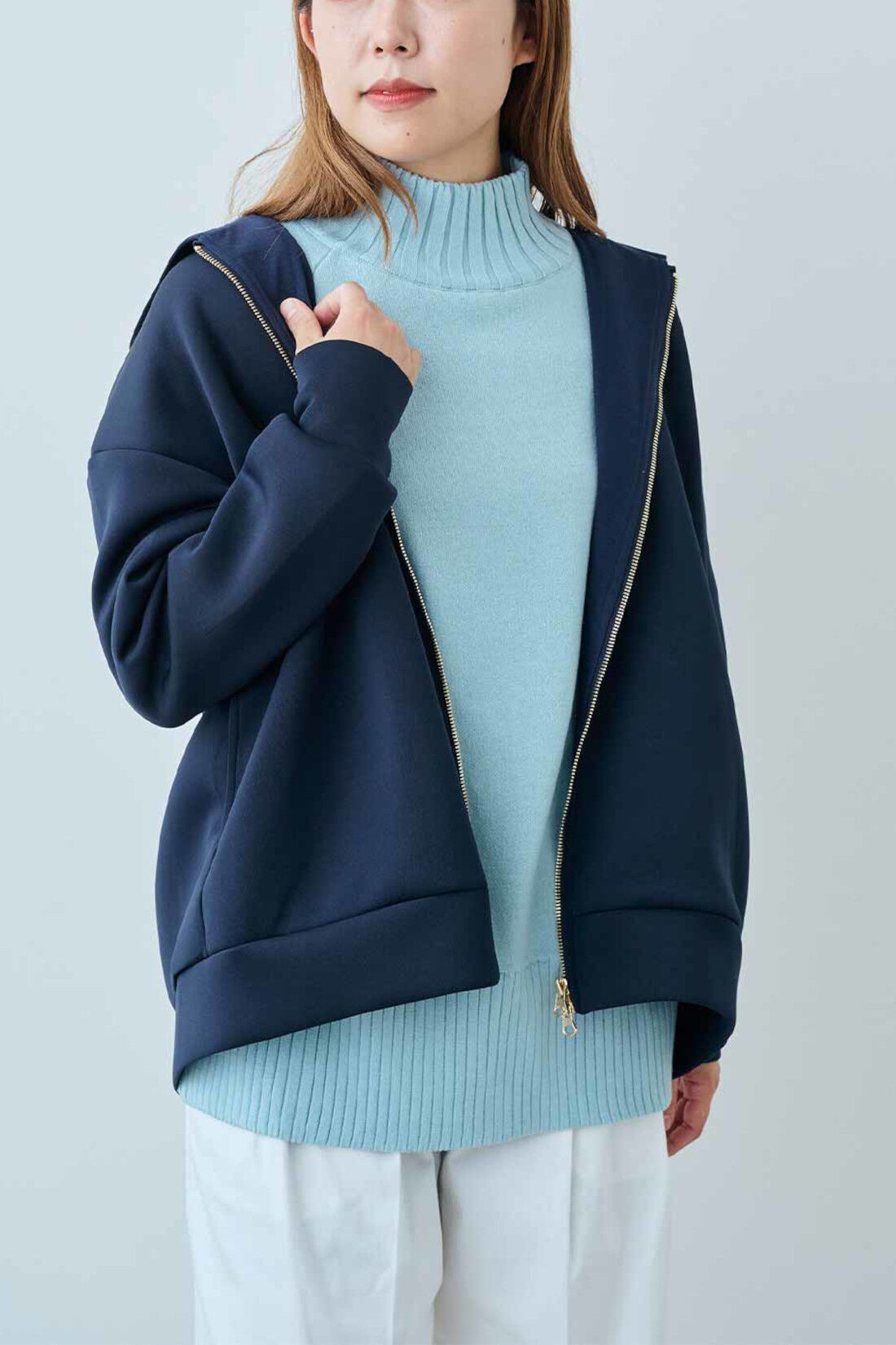 Real Stock|IEDIT[イディット]　パール調パーツで後ろ姿にアクセント ダンボール素材のダブルジップパーカー〈ネイビー〉