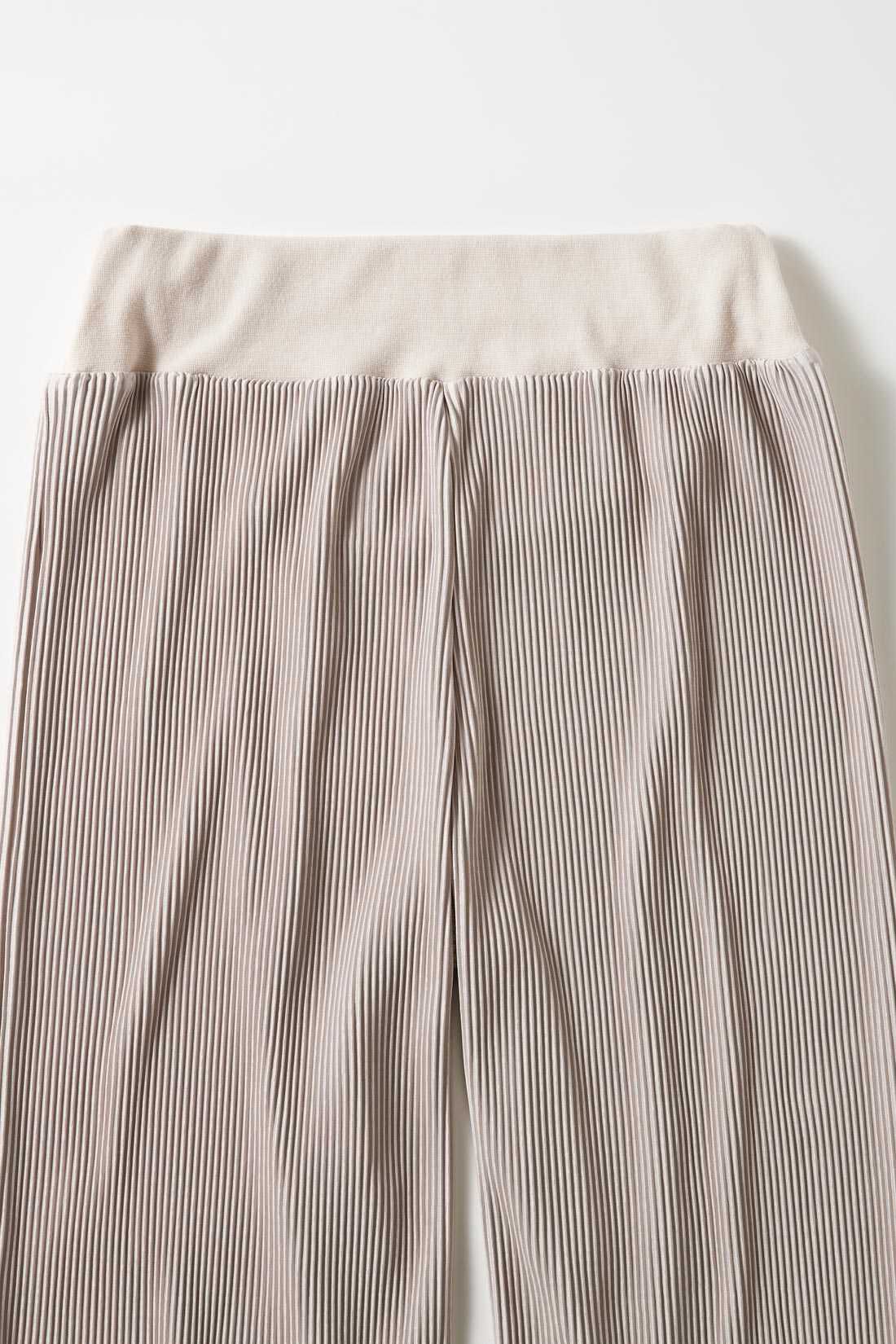 Real Stock|【3～10日でお届け】Moredde　マタニティから産後も使える　ウエストクロス仕様のプリーツパンツ〈ブラック〉|後ろは太めゴムで安定感あり ※お届けするカラーとは異なります。