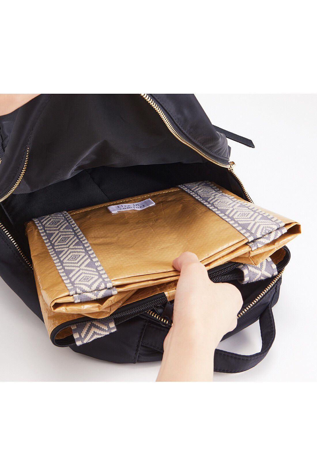 Real Stock|リブ イン コンフォート　軽さがうれしい！ 気兼ねなく使える撥水BIGトートバッグ〈ブラック〉|コンパクトにたたんで持ち運べます。　これは参考画像です。お届けするカラーとは異なります。