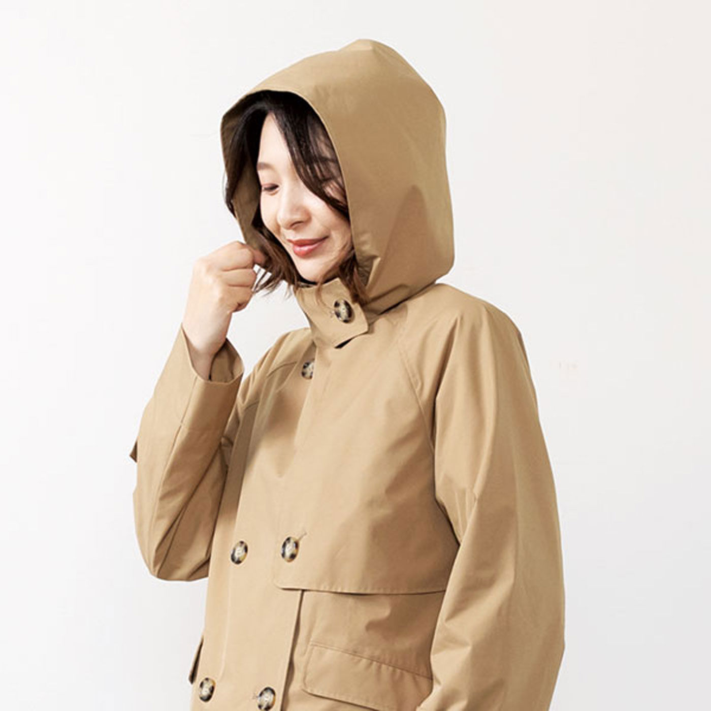 Real Stock|ラミプリュス　プリーツが広がってリュックが背負える！ 防水素材を使ったトレンチジャケット|衿を立ててボタンを留める仕様。雨が入るのを防ぎます。