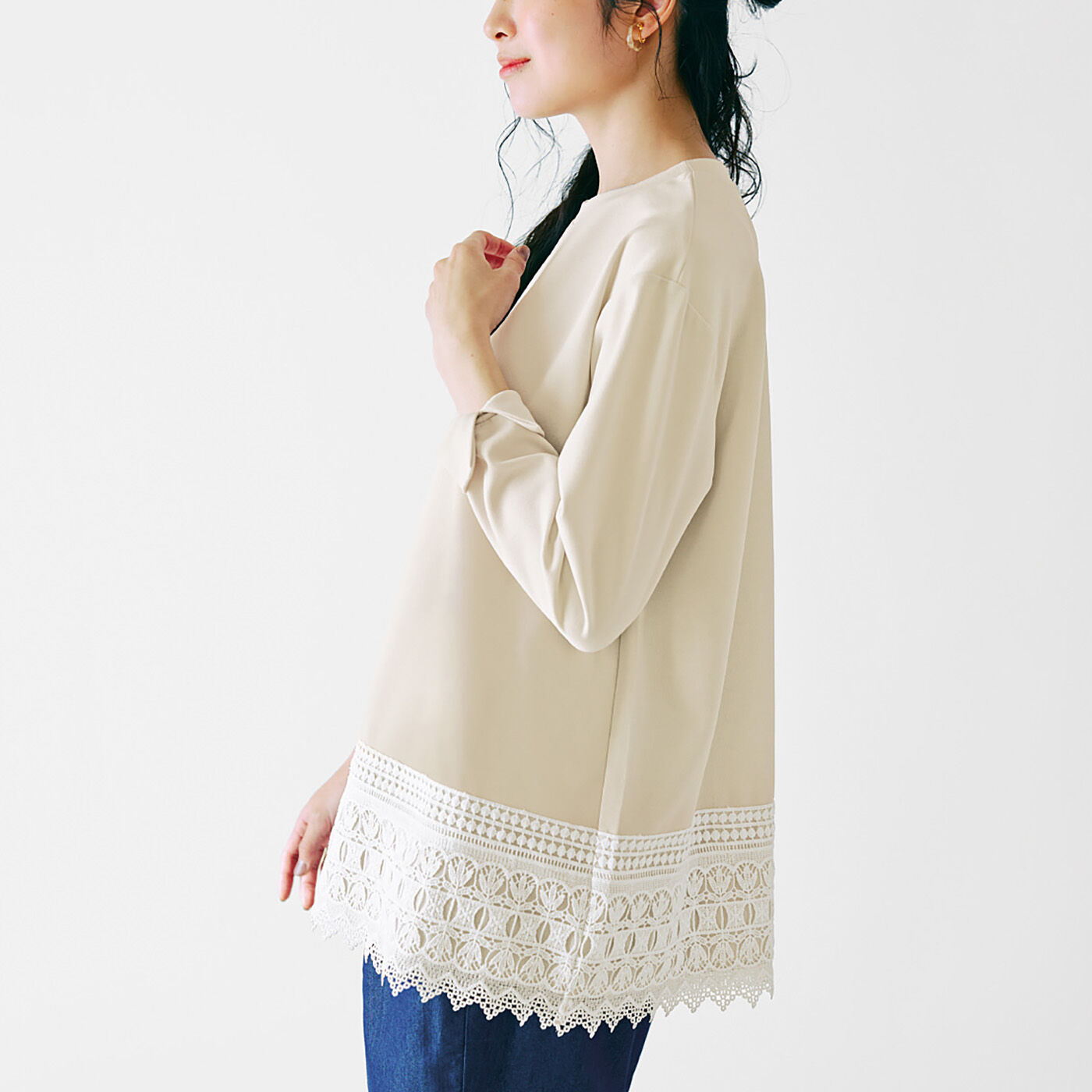 Real Stock|フラウグラット　パッと華やかさをプラスする♪　すそレースひらりトップス〈グレー〉|これは参考画像です。お届けするカラーとは異なります。