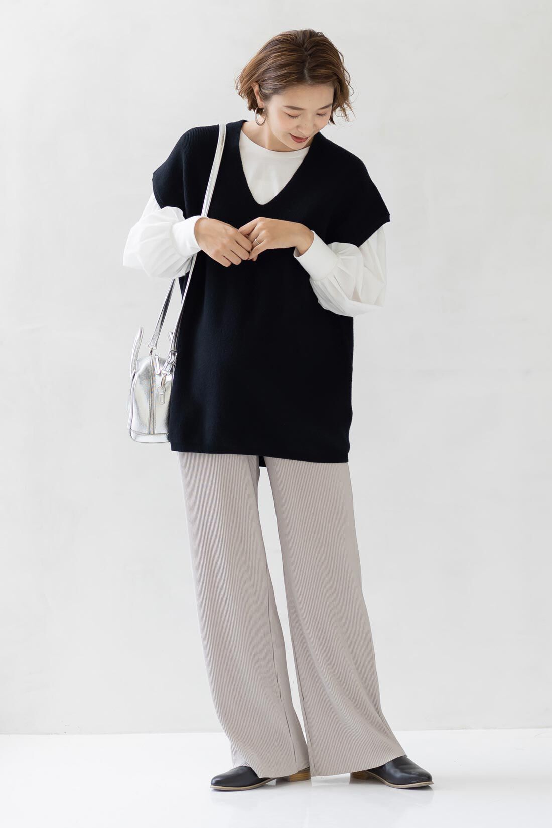 Real Stock|【3～10日でお届け】Moredde　マタニティから産後も使える　ウエストクロス仕様のプリーツパンツ〈アッシュベージュ〉