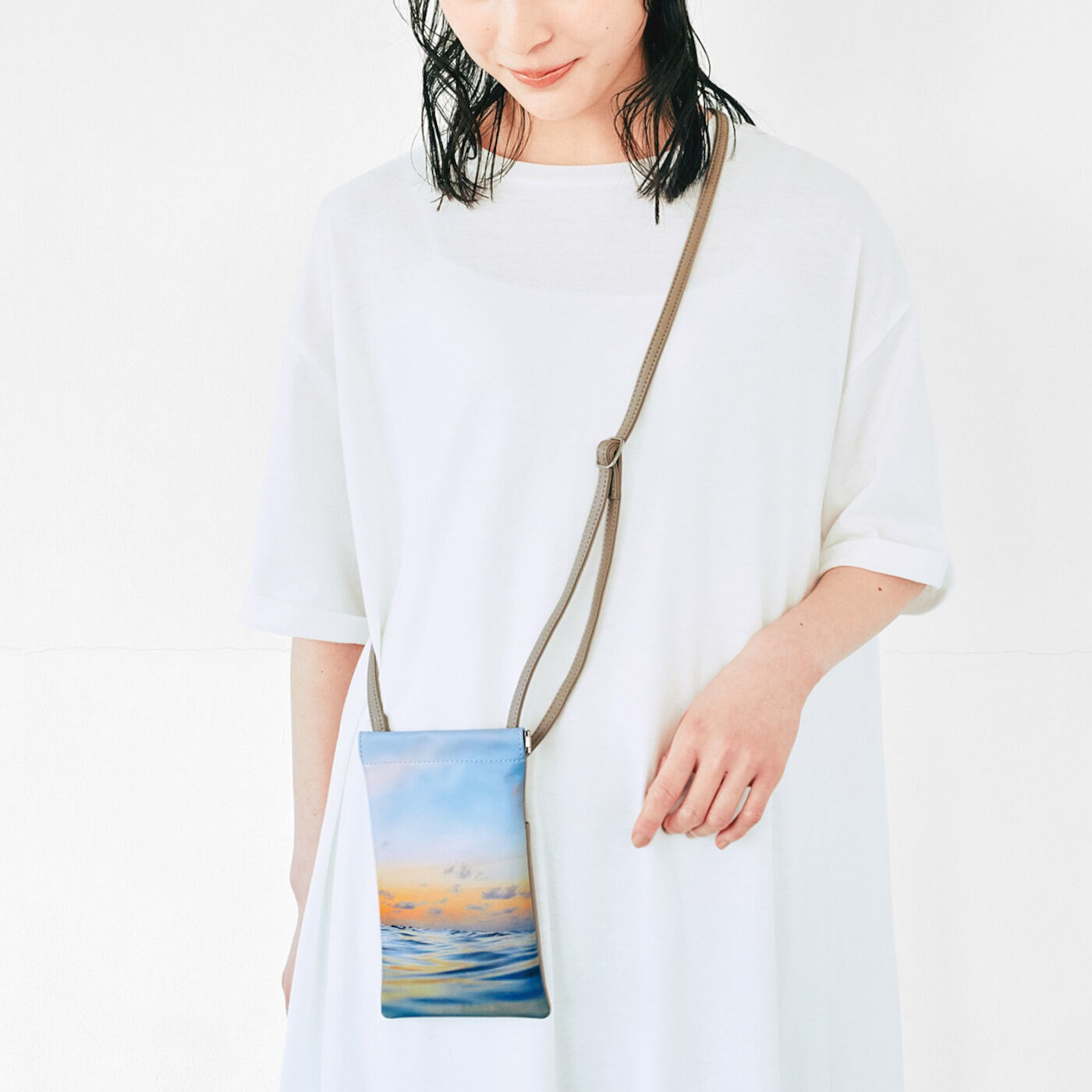 Real Stock|海とかもめ部　小さな海をたずさえてお出かけ バネ口スマホポシェット〈夕焼けの海面〉