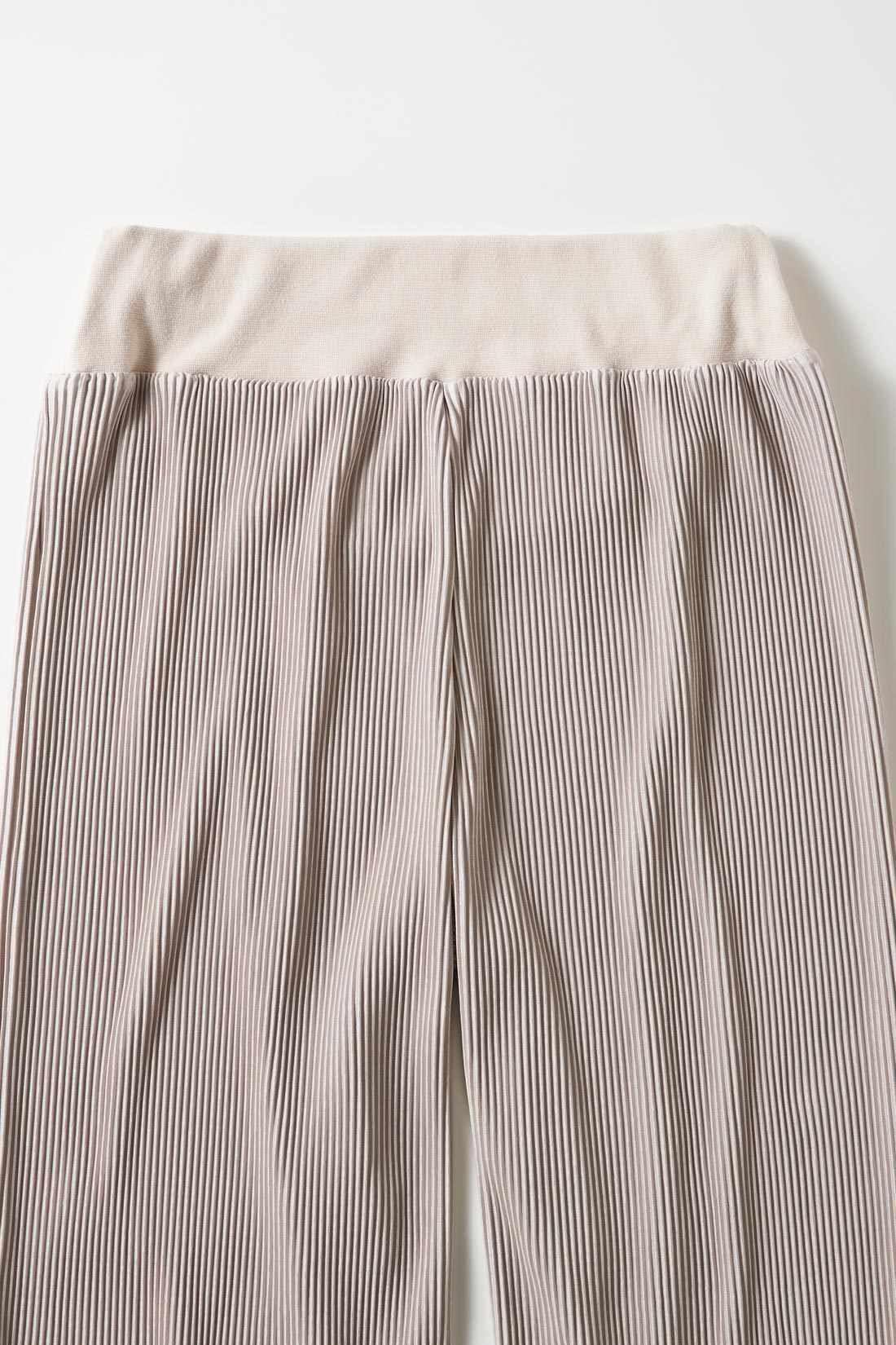 Real Stock|【3～10日でお届け】Moredde　マタニティから産後も使える　ウエストクロス仕様のプリーツパンツ〈アッシュベージュ〉|後ろは太めゴムで安定感あり