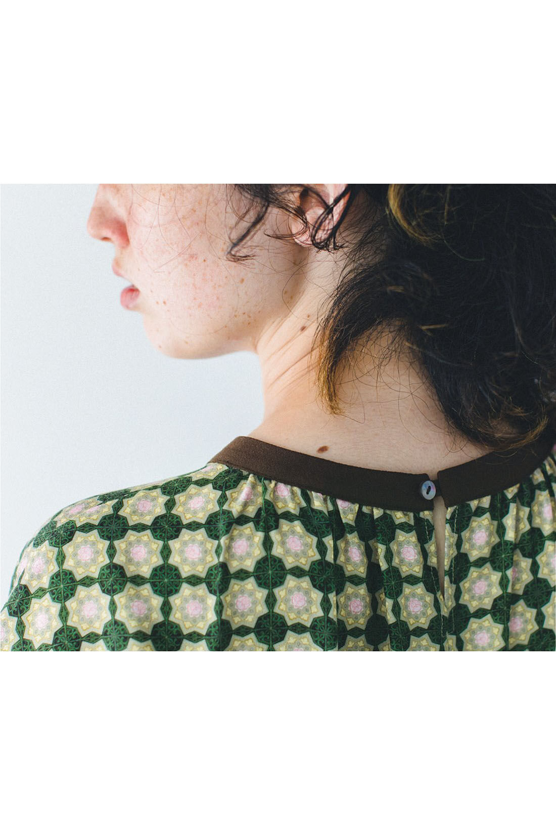 Real Stock|『世界のタイル博物館』和製マジョリカタイルのふんわりワンピース〈グリーン〉|後ろ衿ぐりは涙開き仕様。